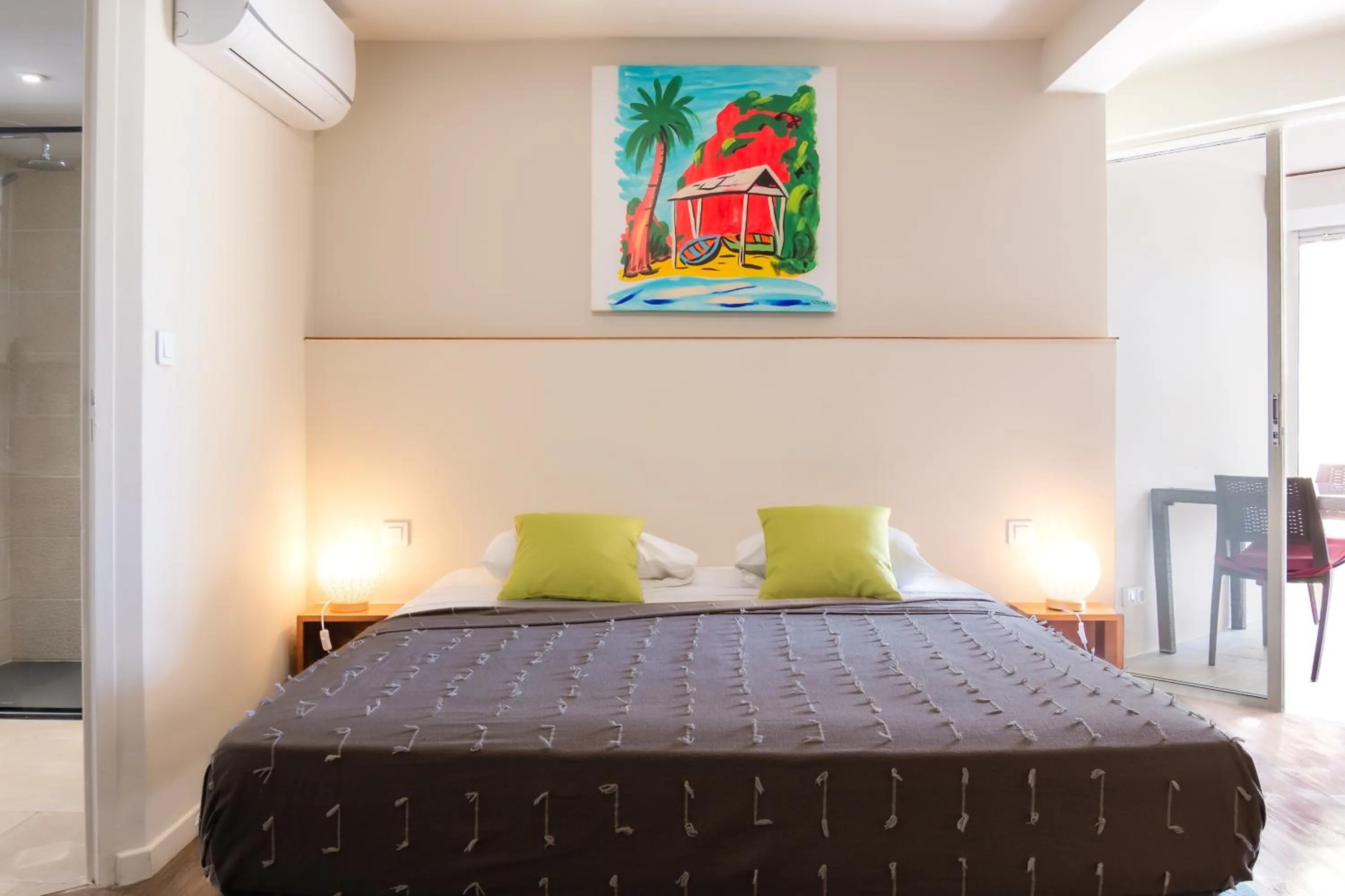 Shower, Bed in Hôtel Iloma