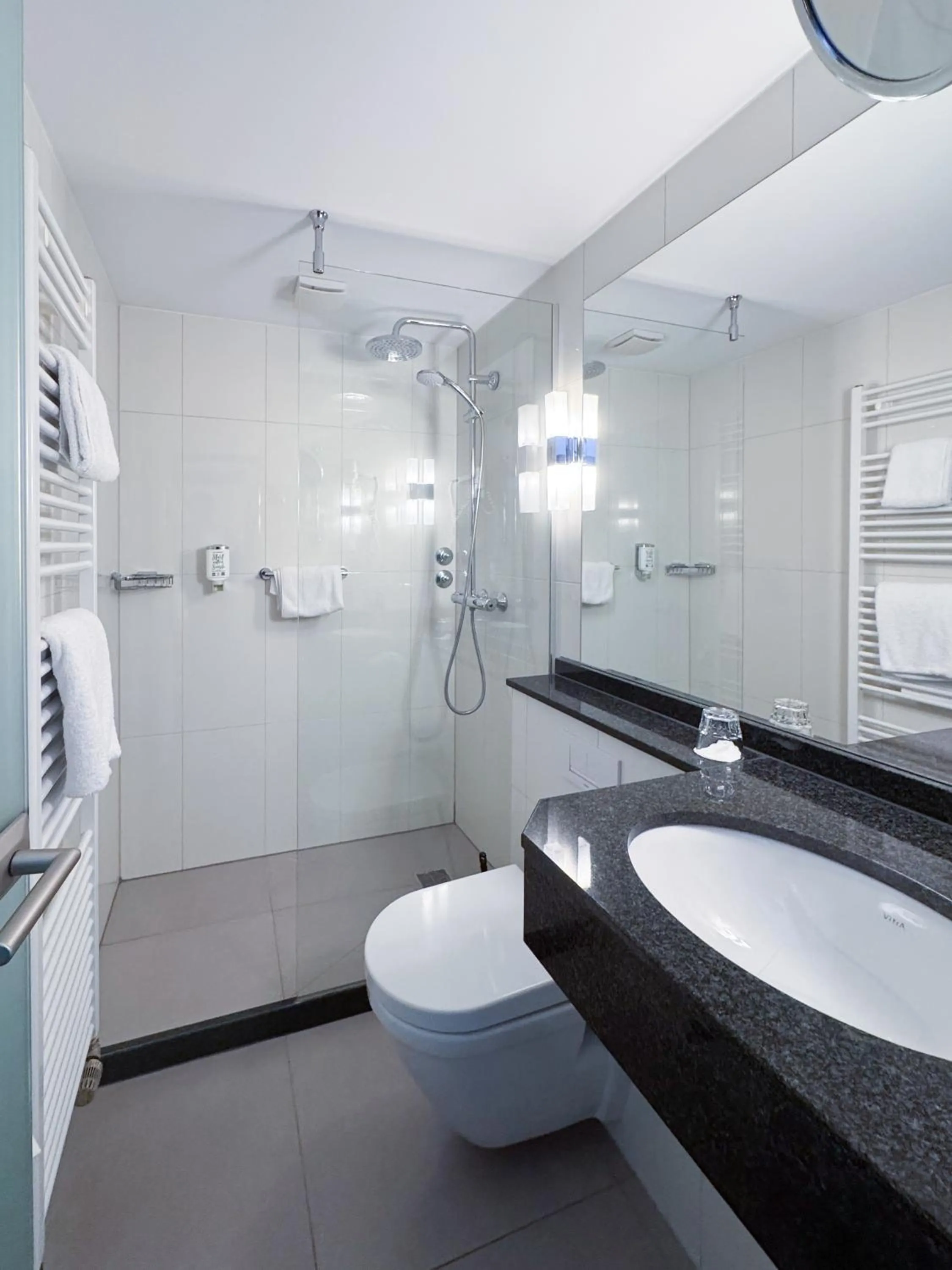 Bathroom in Hotel Am Triller - Hotel & Serviced Apartments