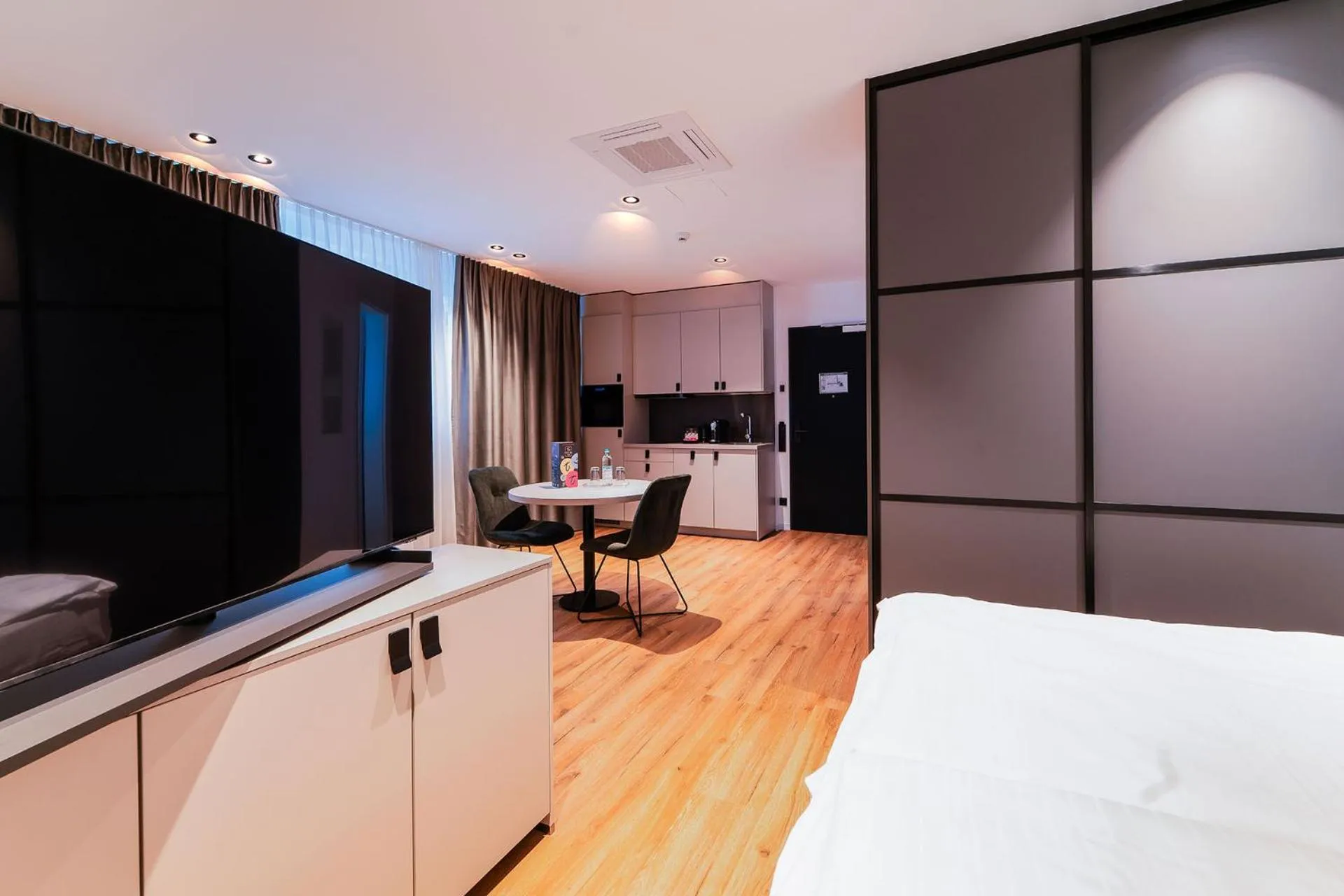 Kitchen or kitchenette, Bed in Hotel Am Triller - Hotel & Serviced Apartments