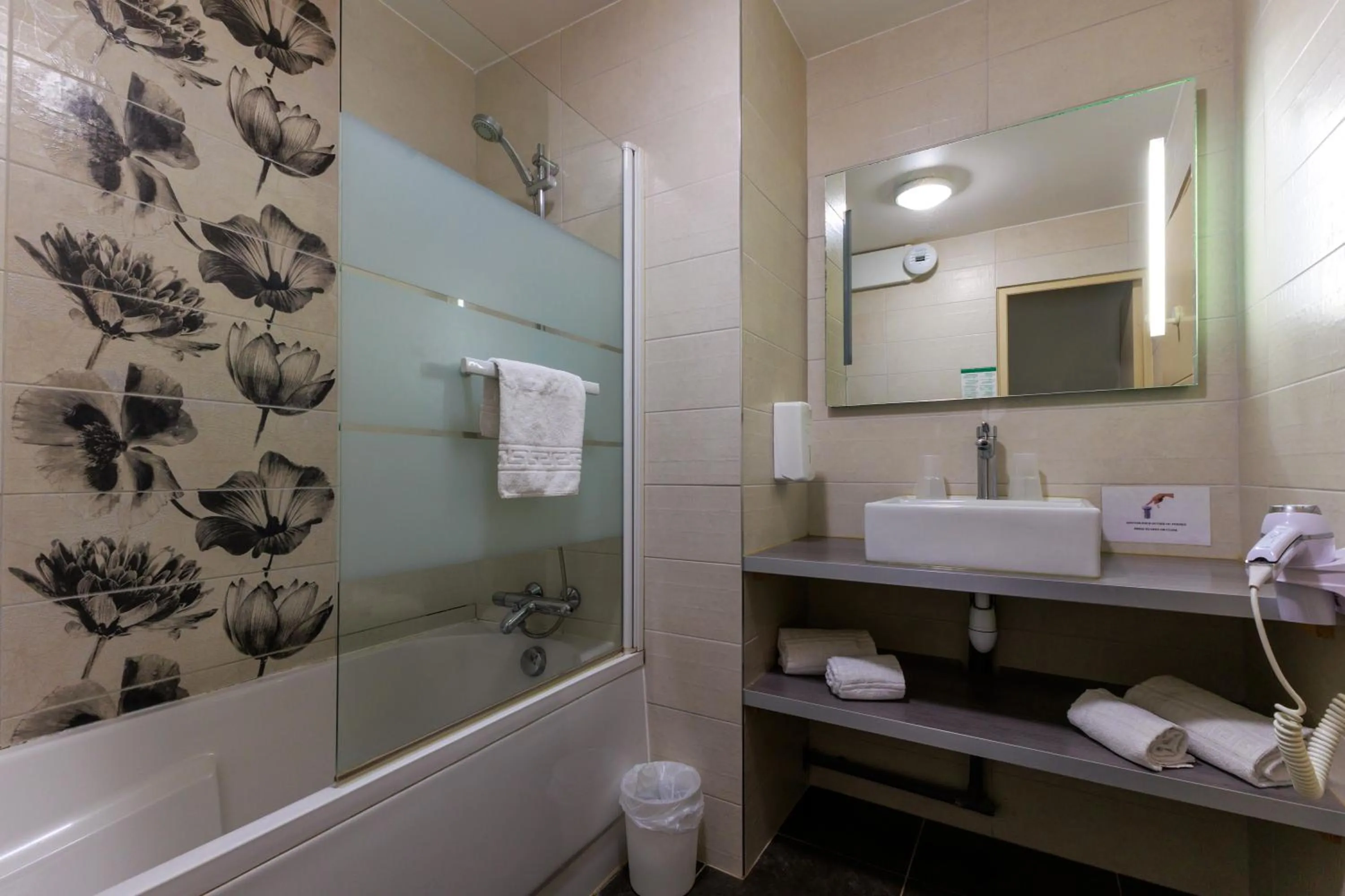 Bathroom in Logis Hôtel Le Rochelois