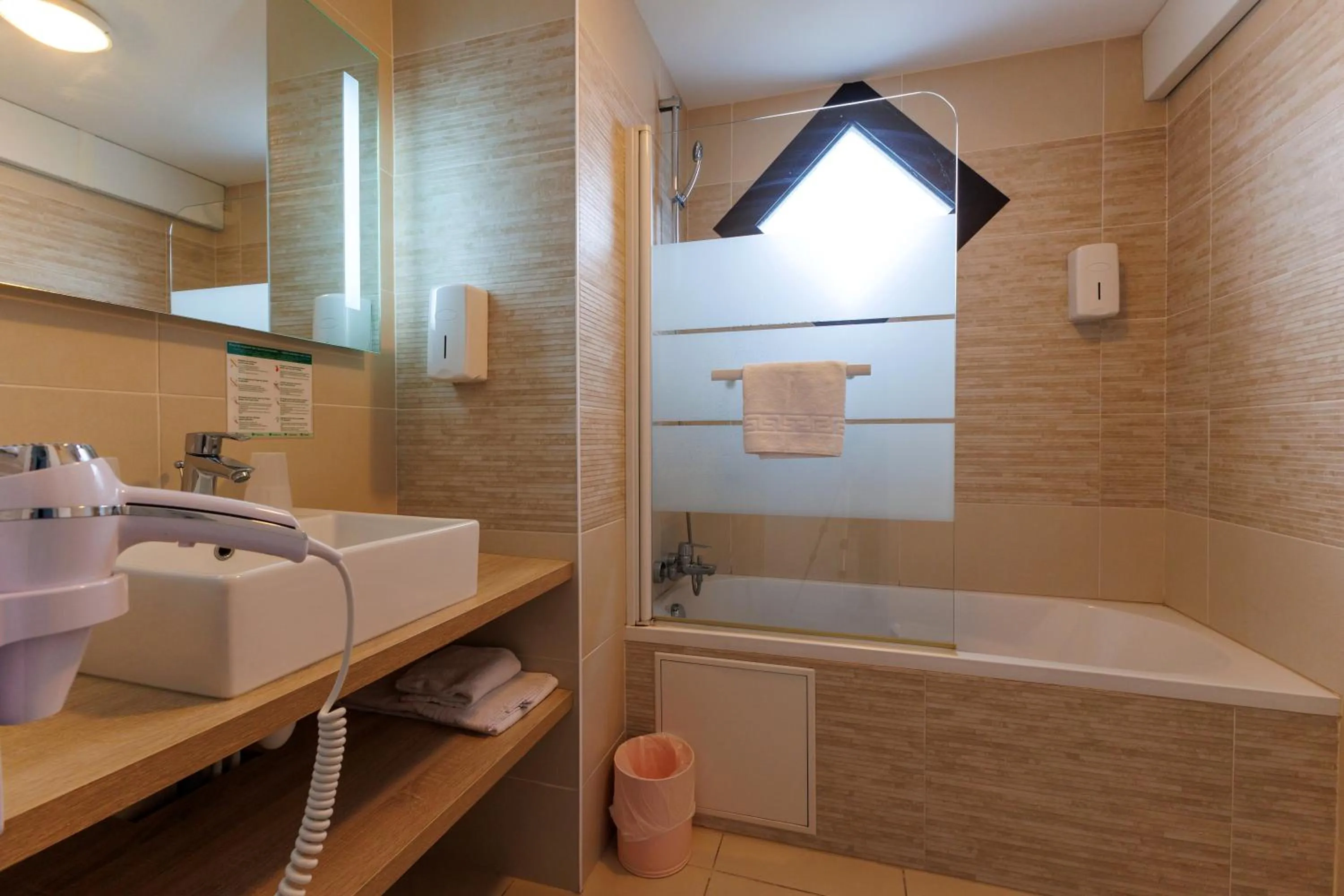 Bathroom in Logis Hôtel Le Rochelois