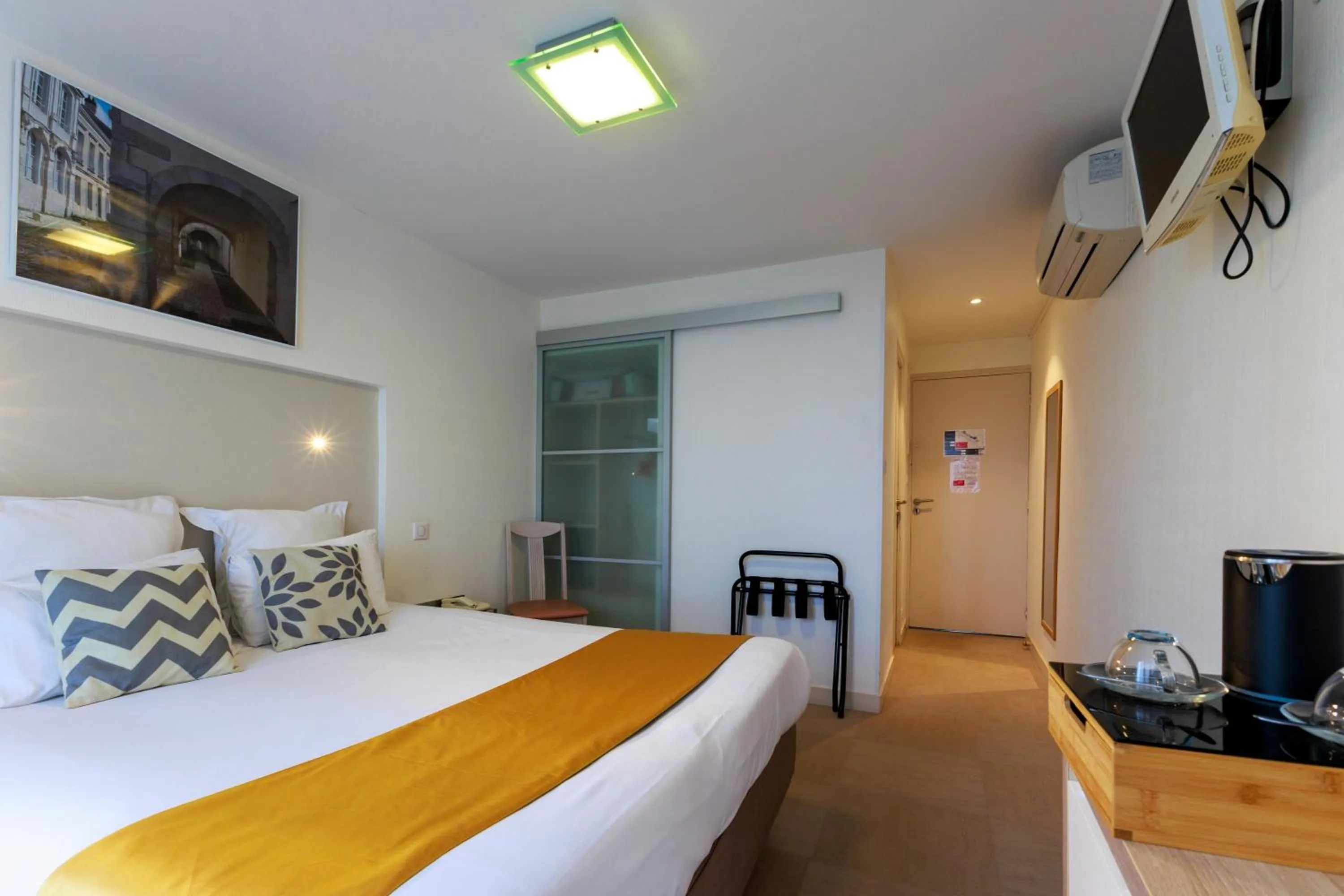 Bedroom, Bed in Logis Hôtel Le Rochelois