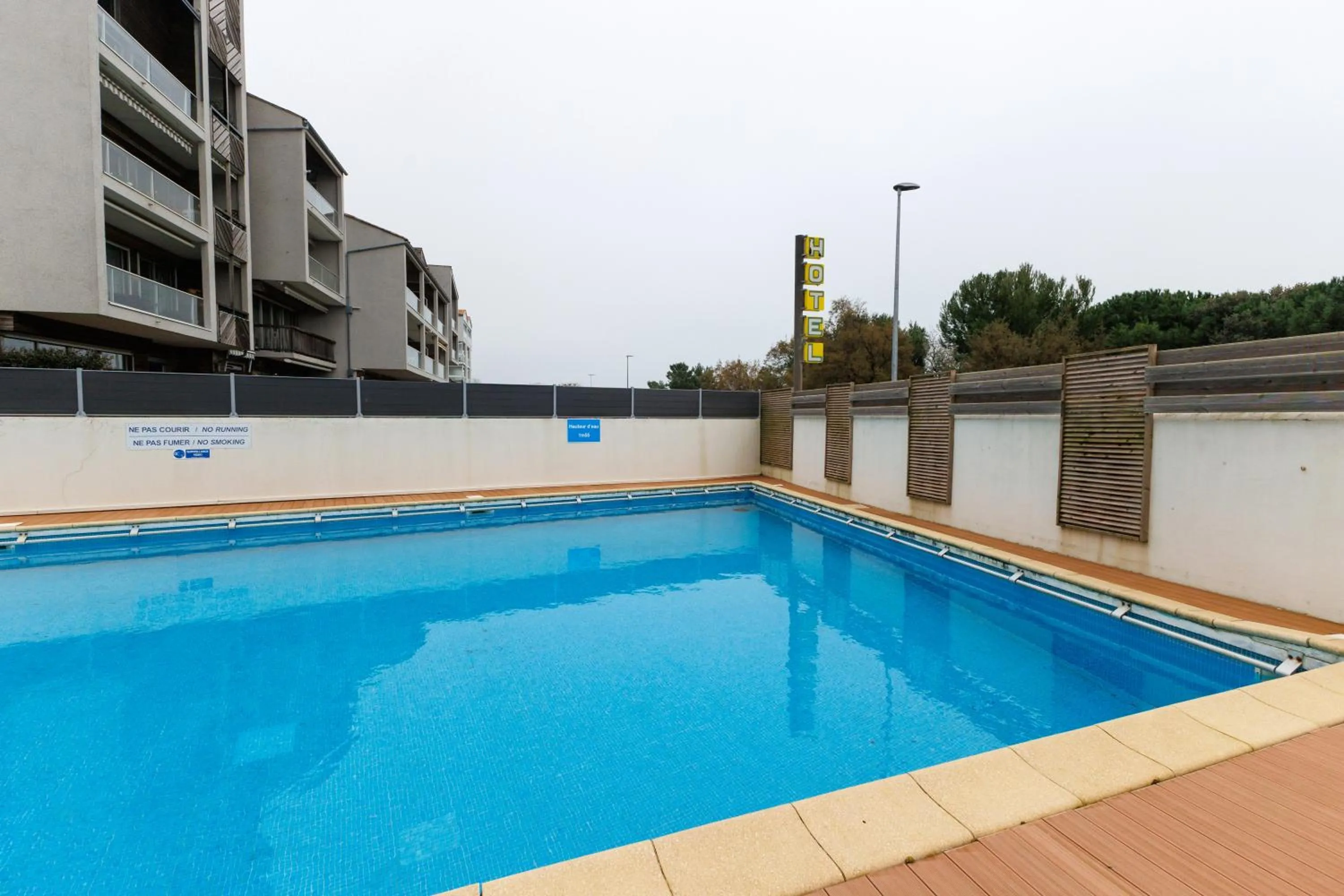 Swimming pool in Logis Hôtel Le Rochelois