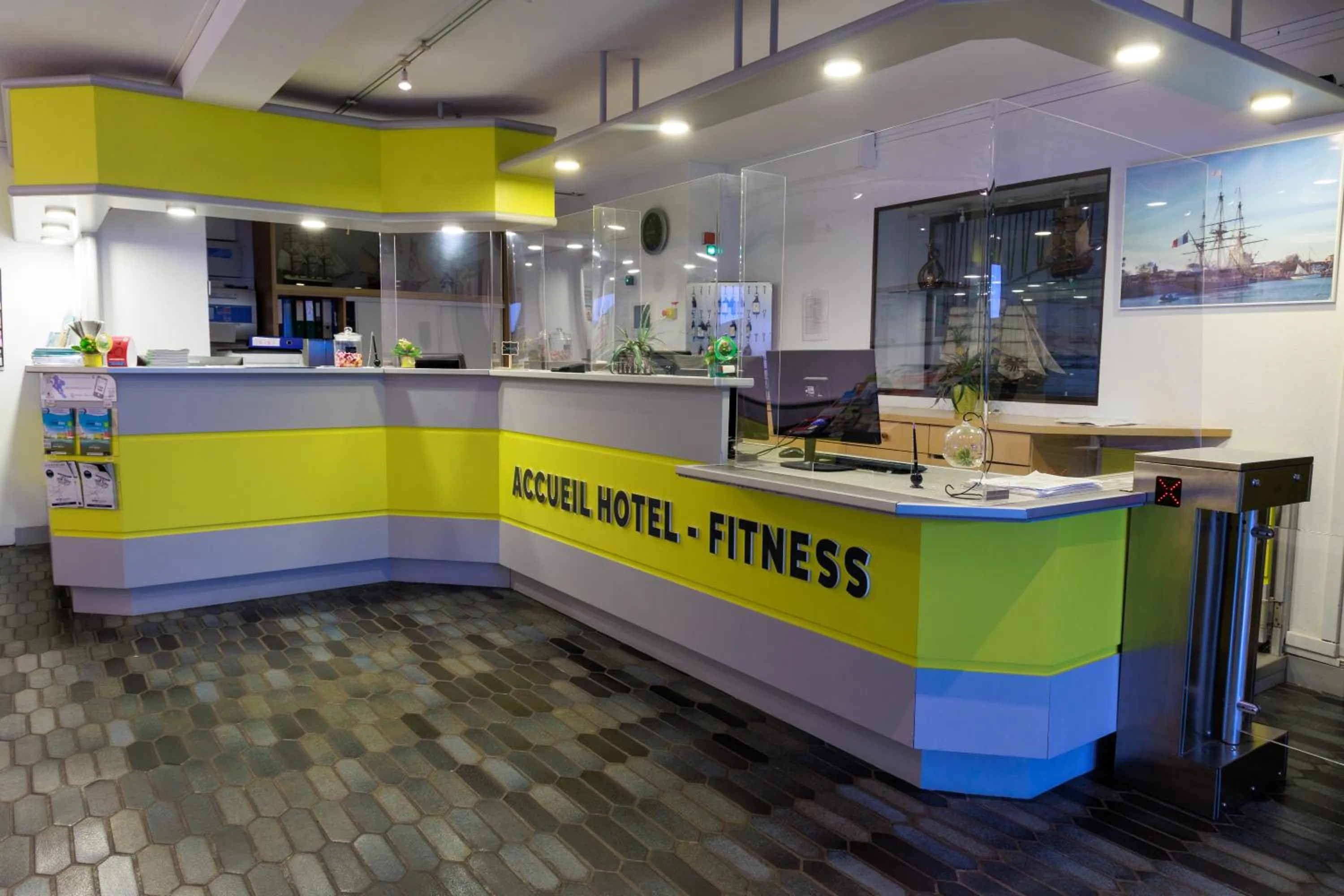 Lobby or reception in Logis Hôtel Le Rochelois