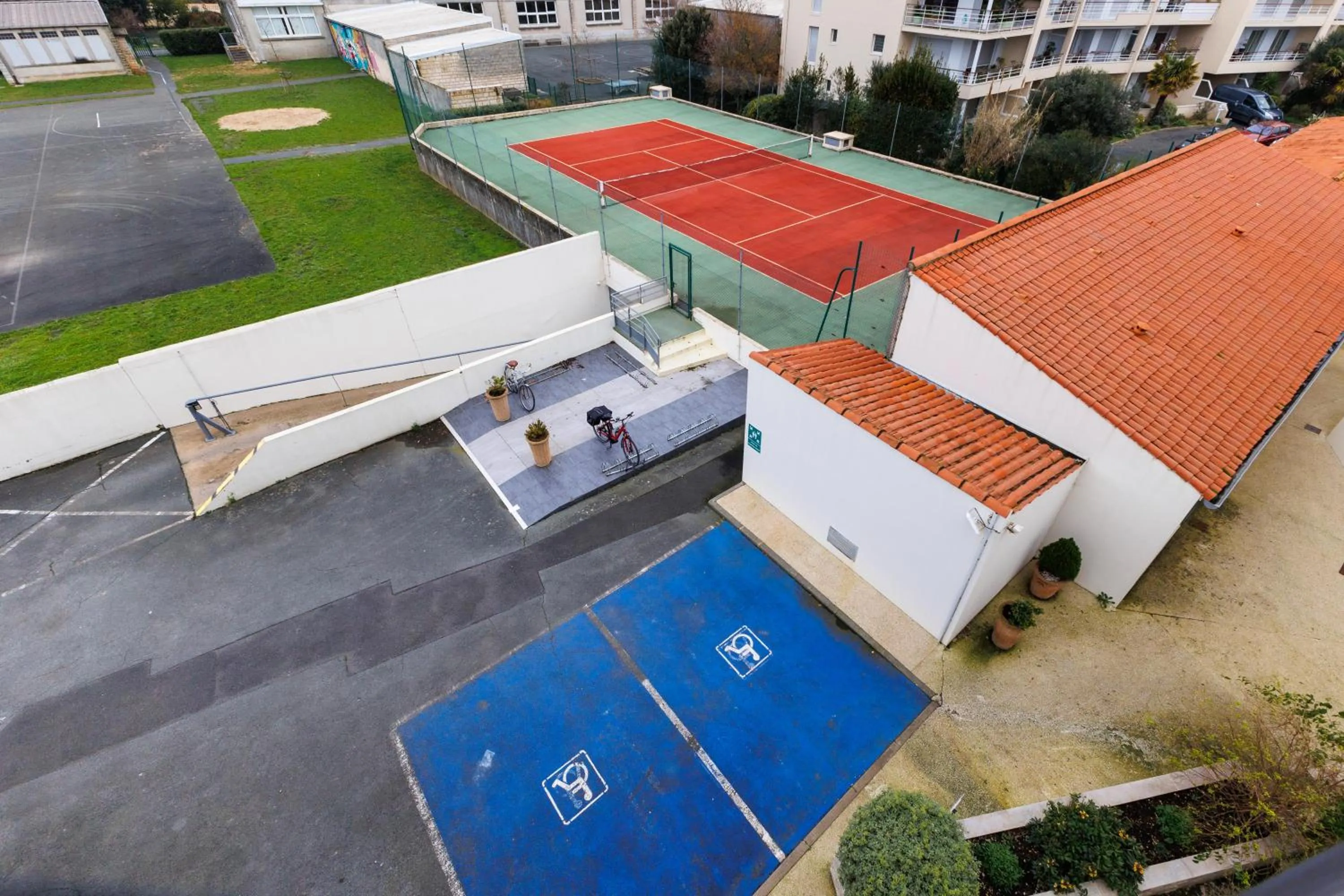 Tennis court in Logis Hôtel Le Rochelois