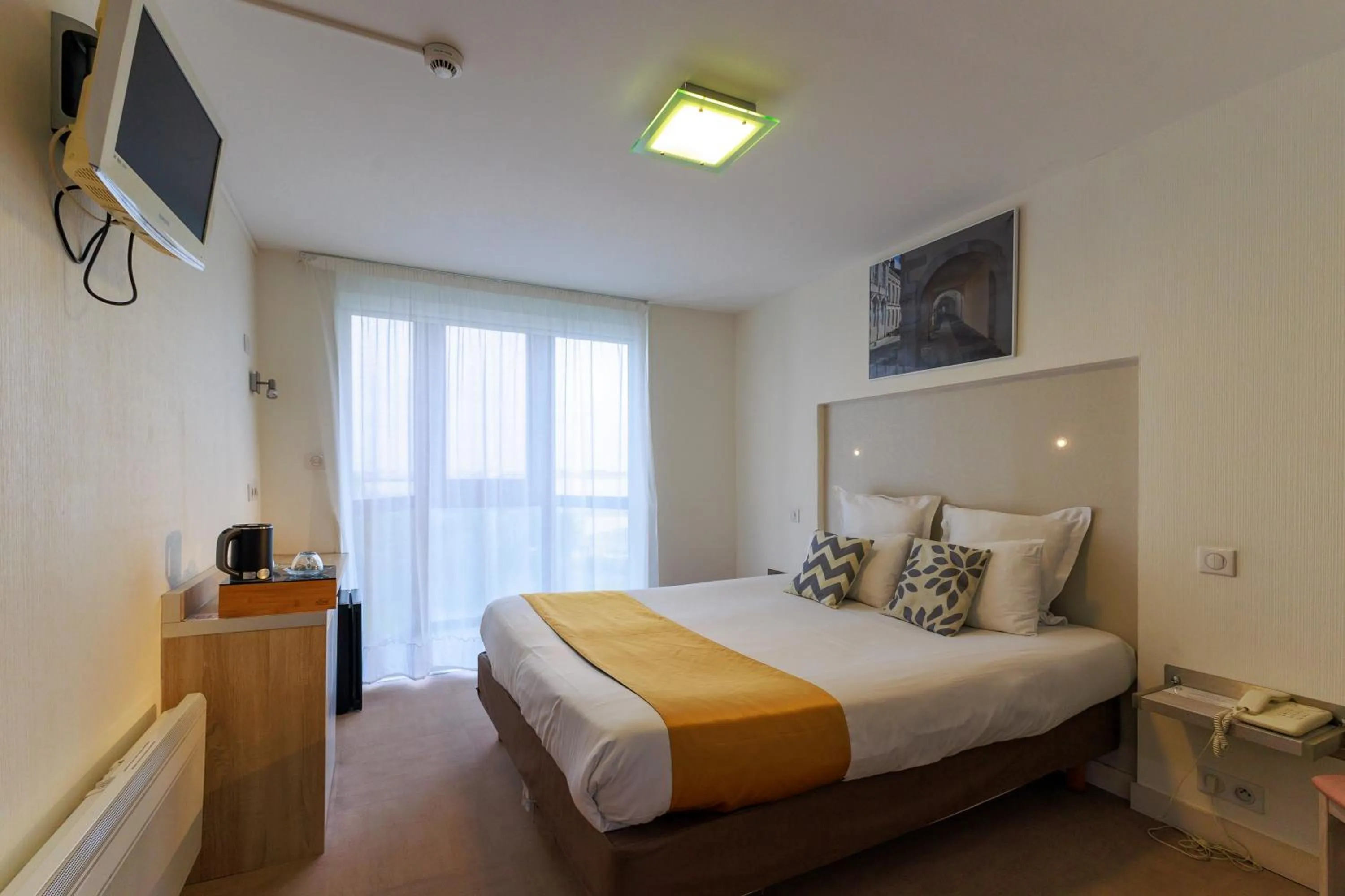 Bedroom, Bed in Logis Hôtel Le Rochelois