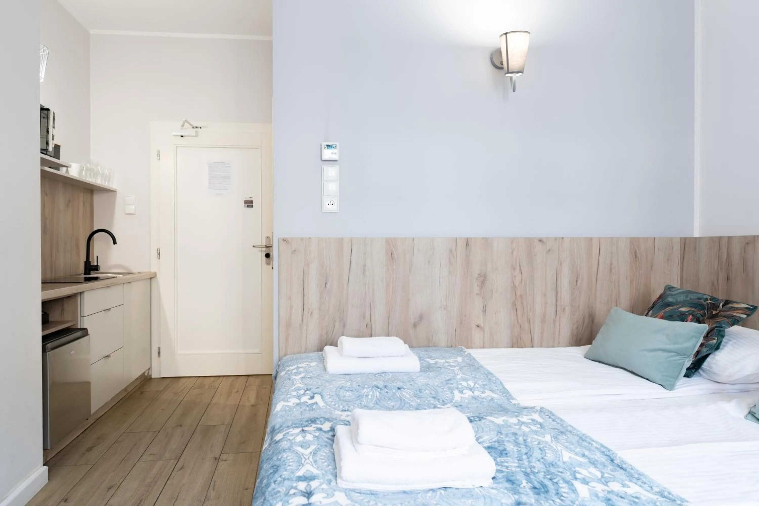 Kitchen or kitchenette, Bed in Aparthotel przy Bulwarze by Rentoom