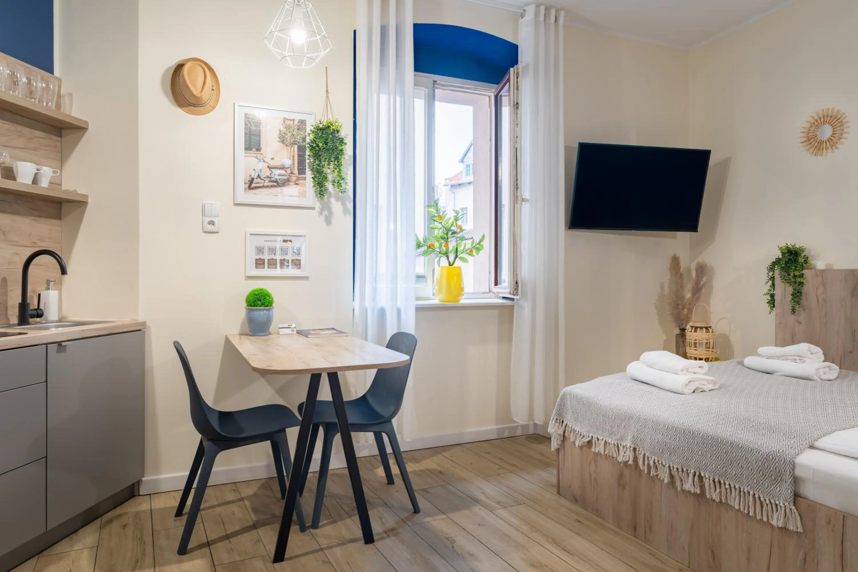 Kitchen or kitchenette, Bed in Aparthotel przy Bulwarze by Rentoom