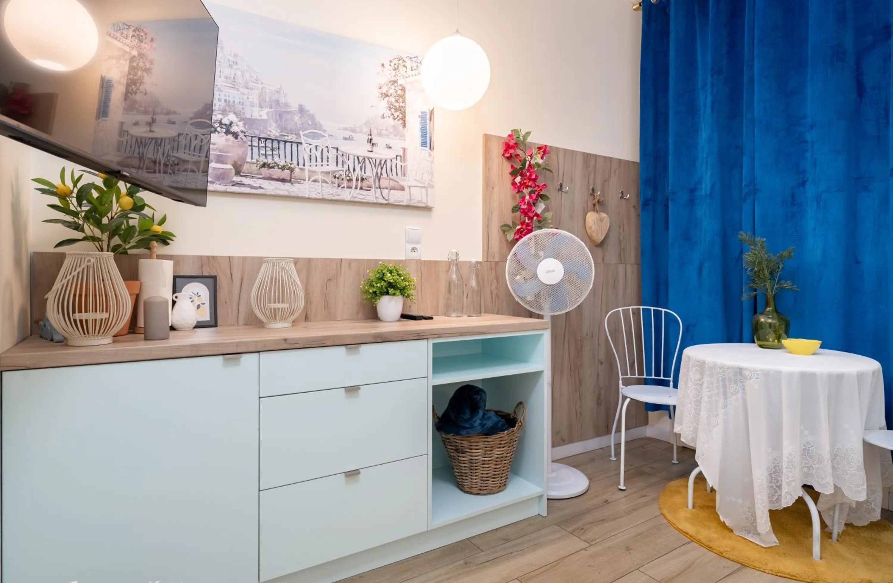 wardrobe in Aparthotel przy Bulwarze by Rentoom