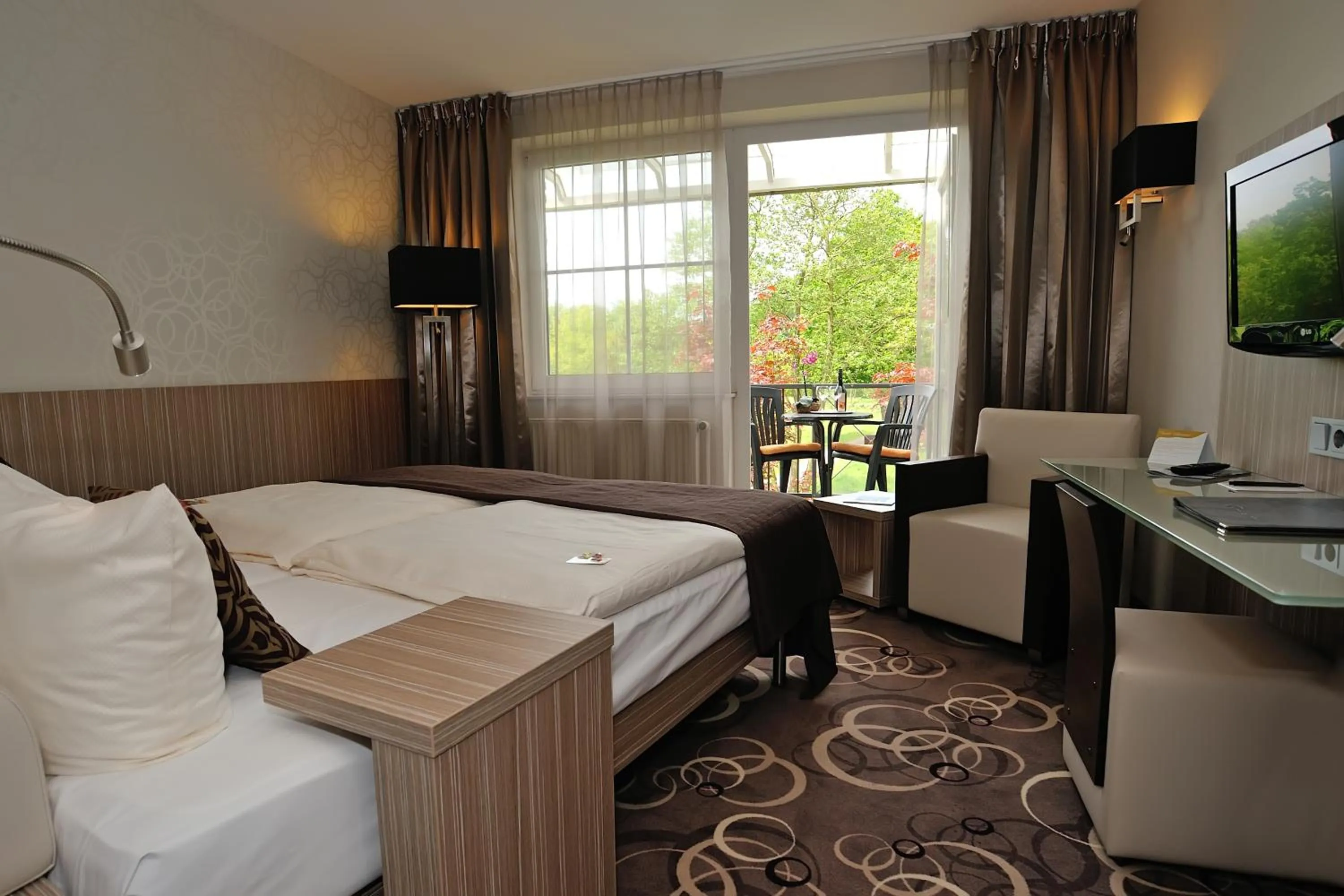 Balcony/Terrace, Bed in NordWest-Hotel Bad Zwischenahn