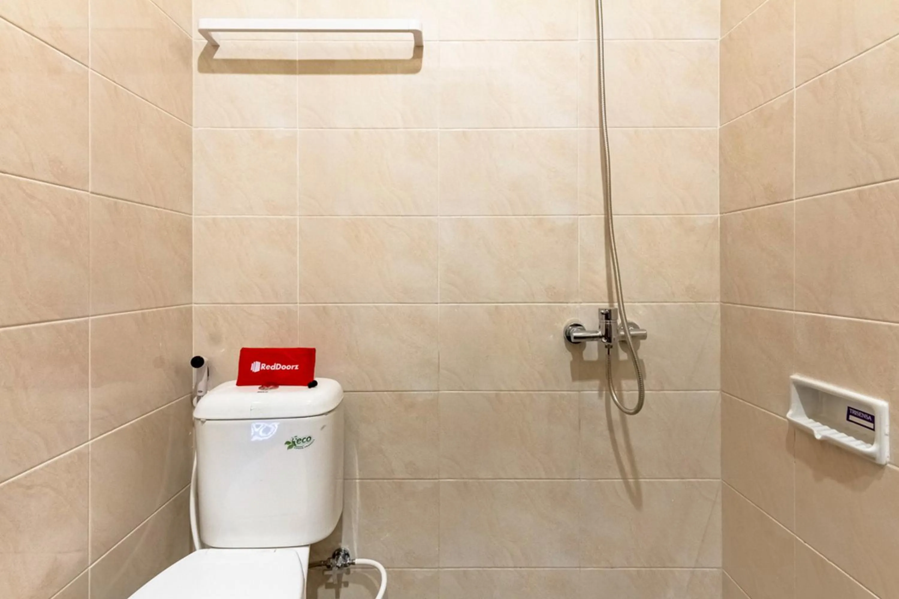 Bathroom in RedDoorz Syariah @ Kebraon