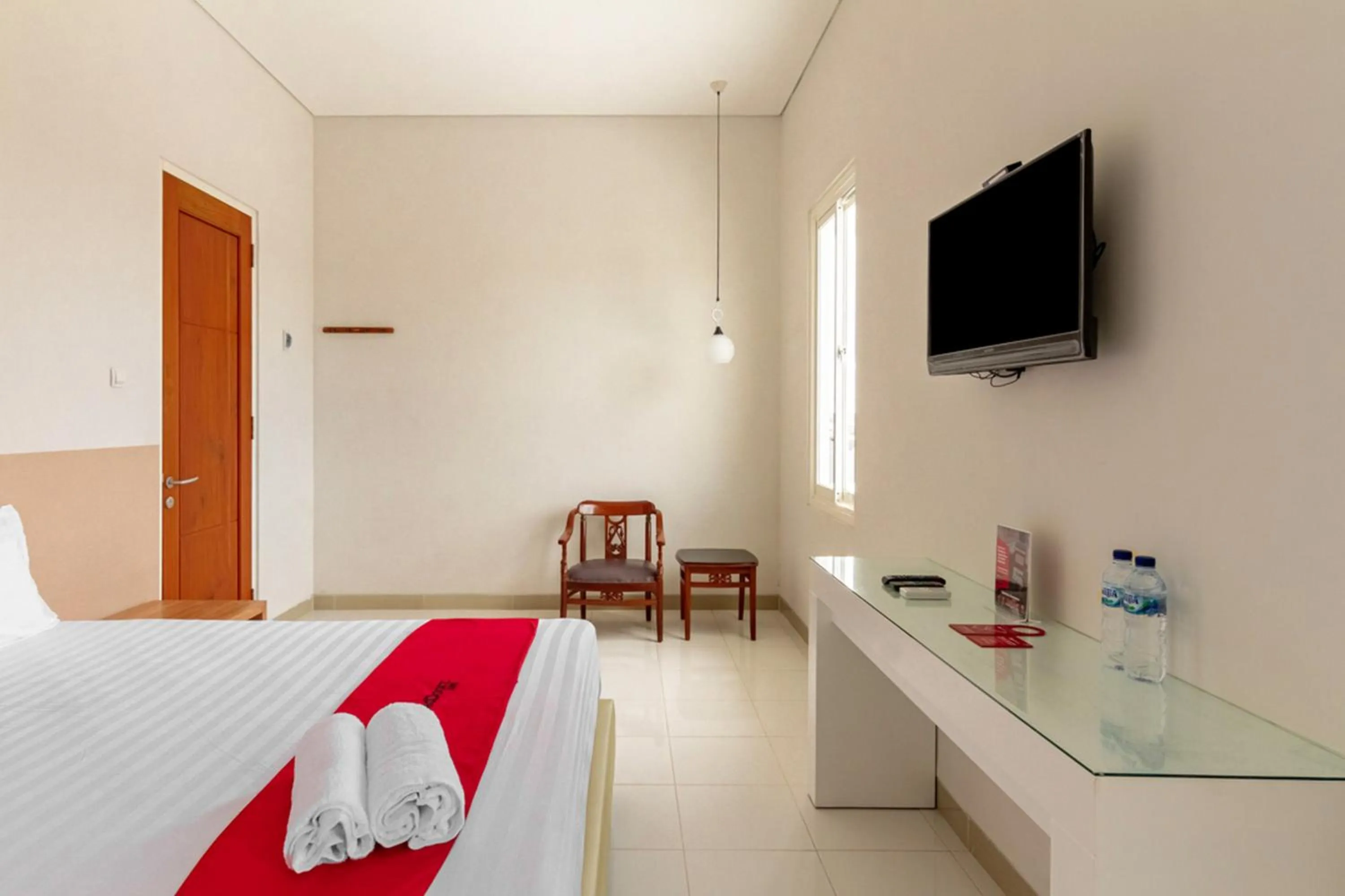 Bed in RedDoorz Syariah @ Kebraon