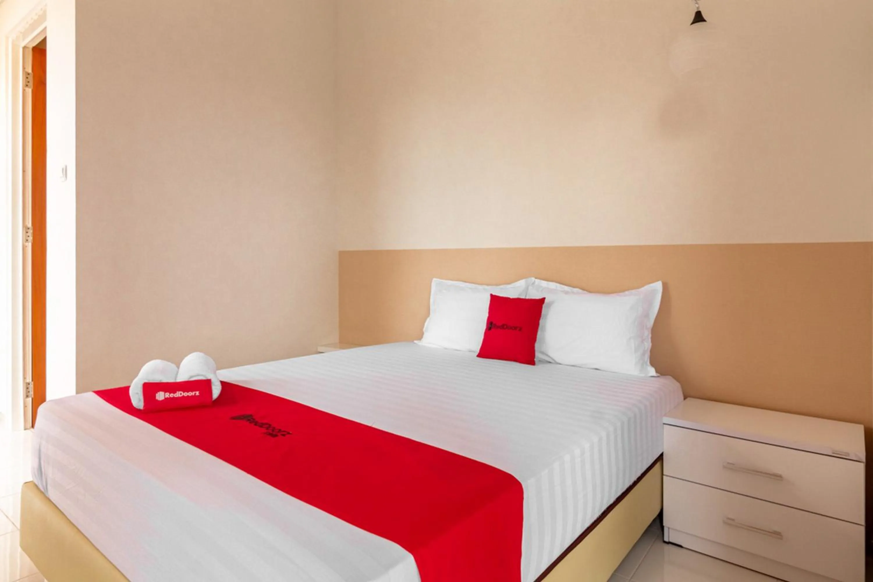 Bed in RedDoorz Syariah @ Kebraon