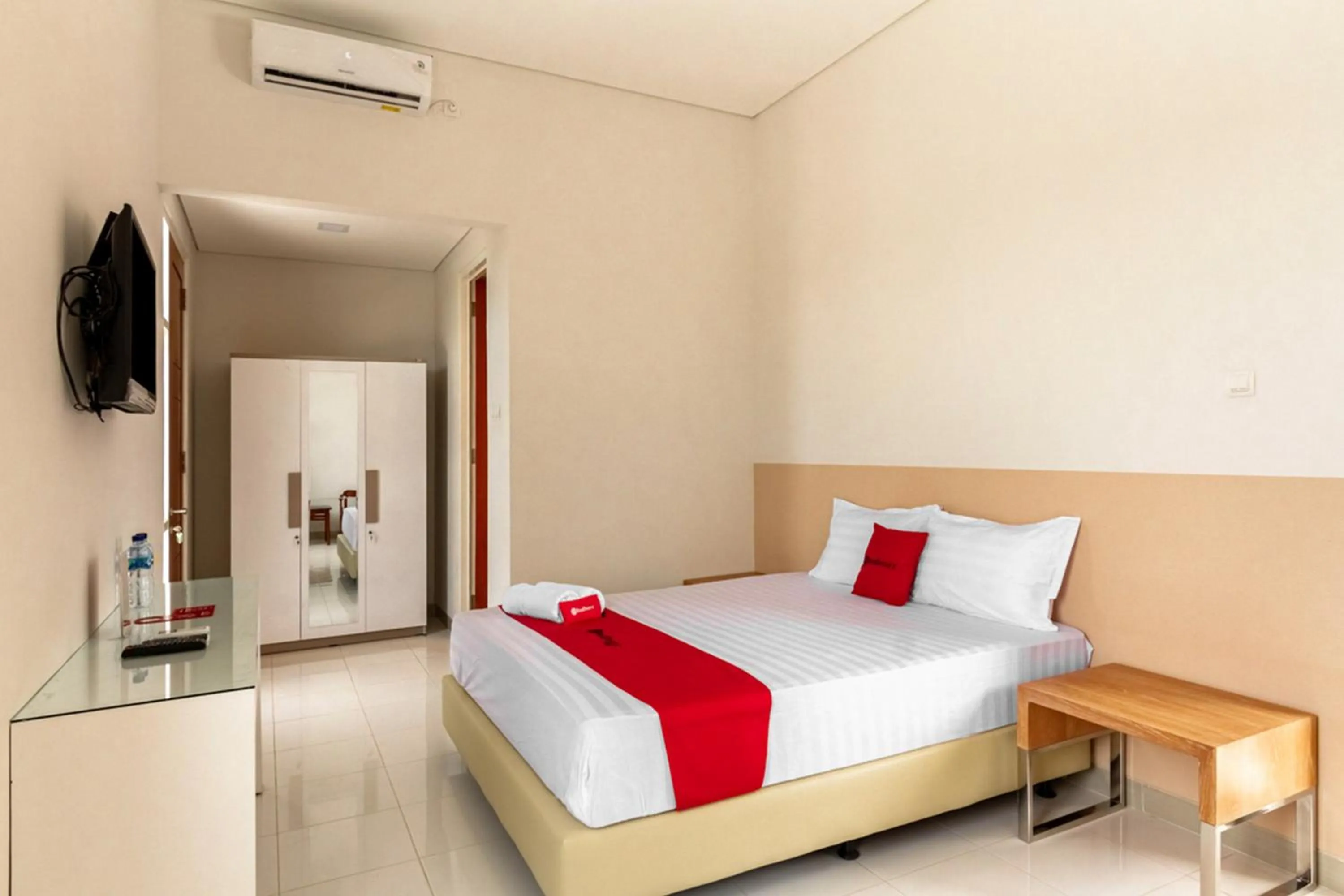 Bed in RedDoorz Syariah @ Kebraon