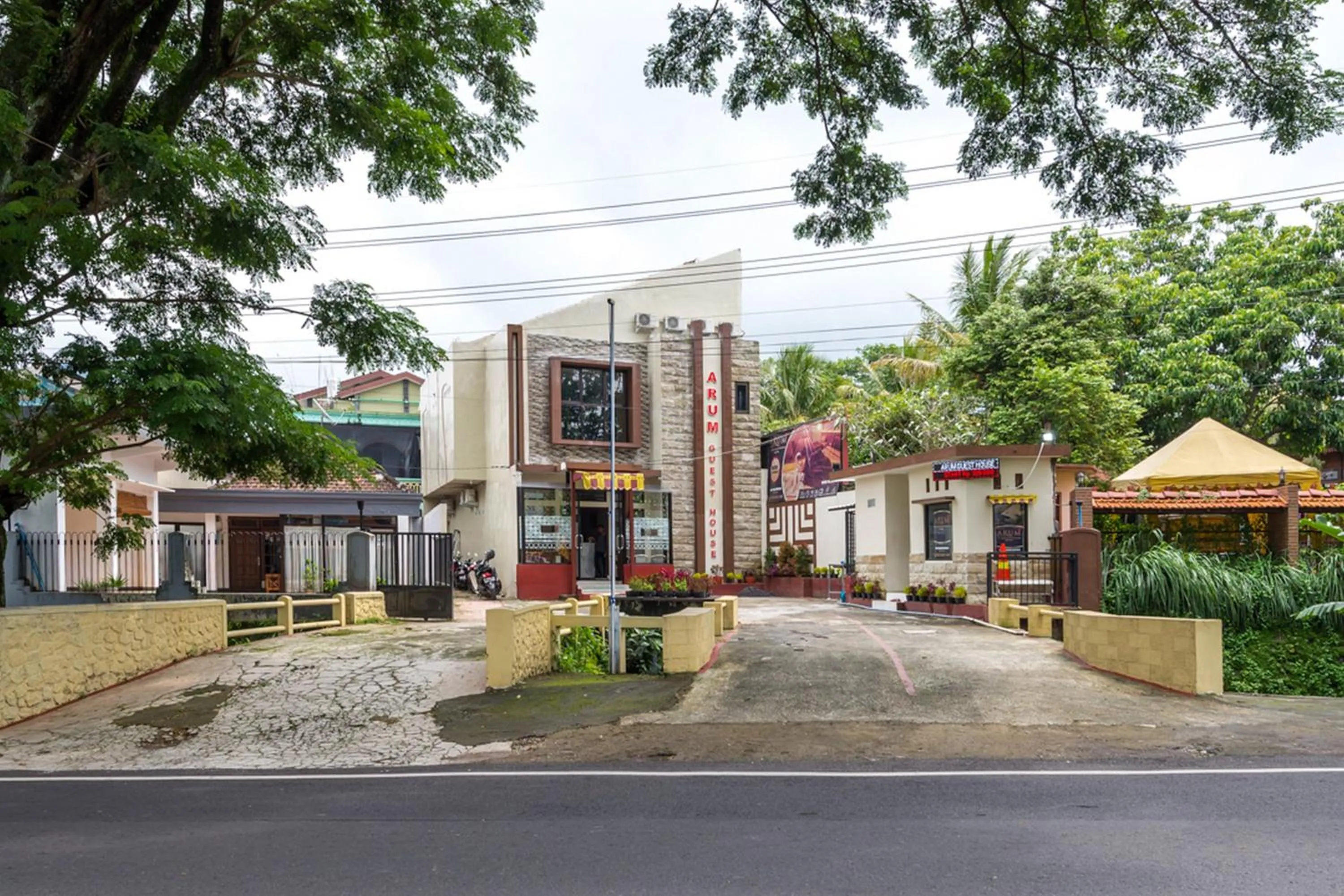 RedDoorz near Dino Park