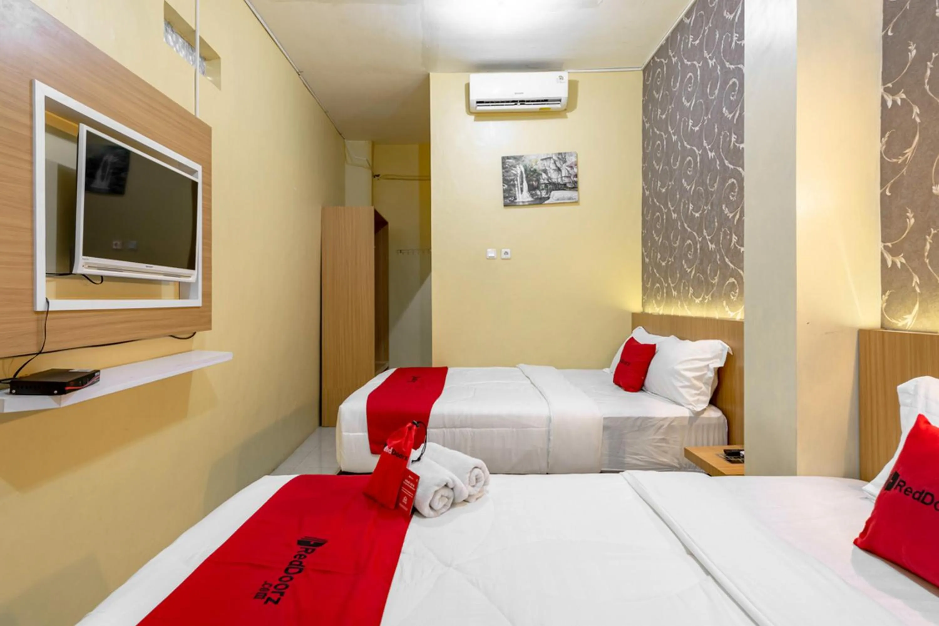 Bed in RedDoorz near Dino Park