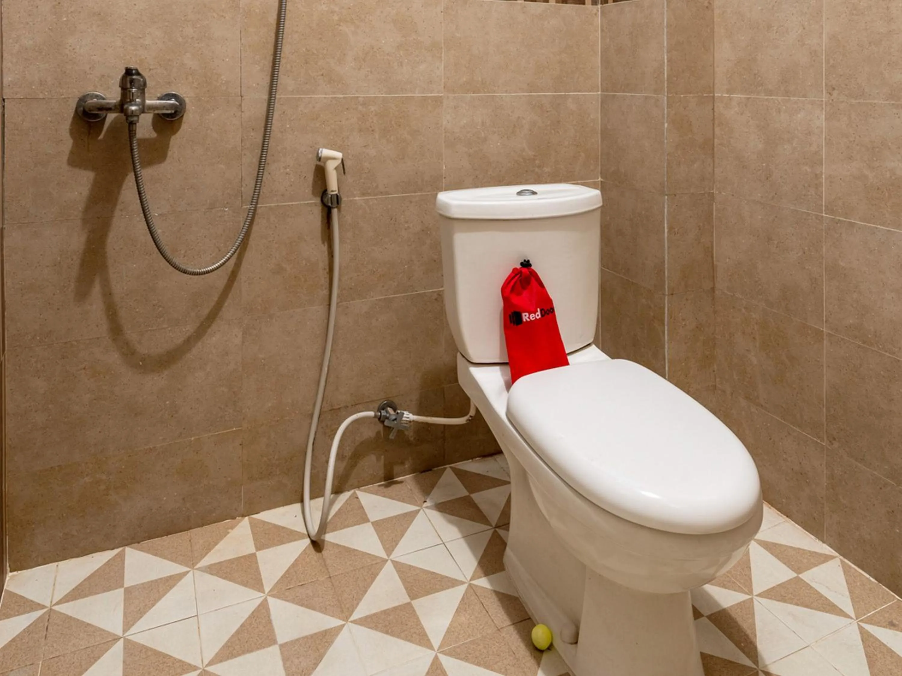 RedDoorz near Dino Park