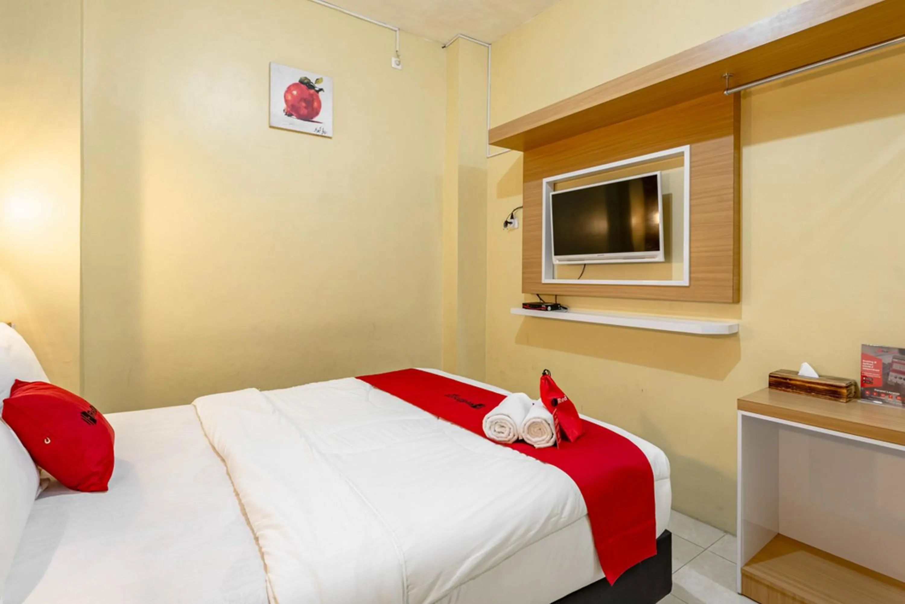 Bed in RedDoorz near Dino Park