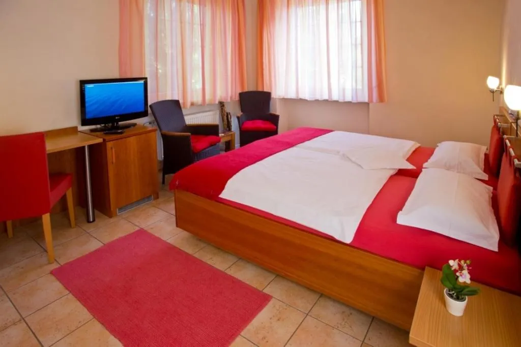 Photo of the whole room, Bed in Rotenberg PT Hotel