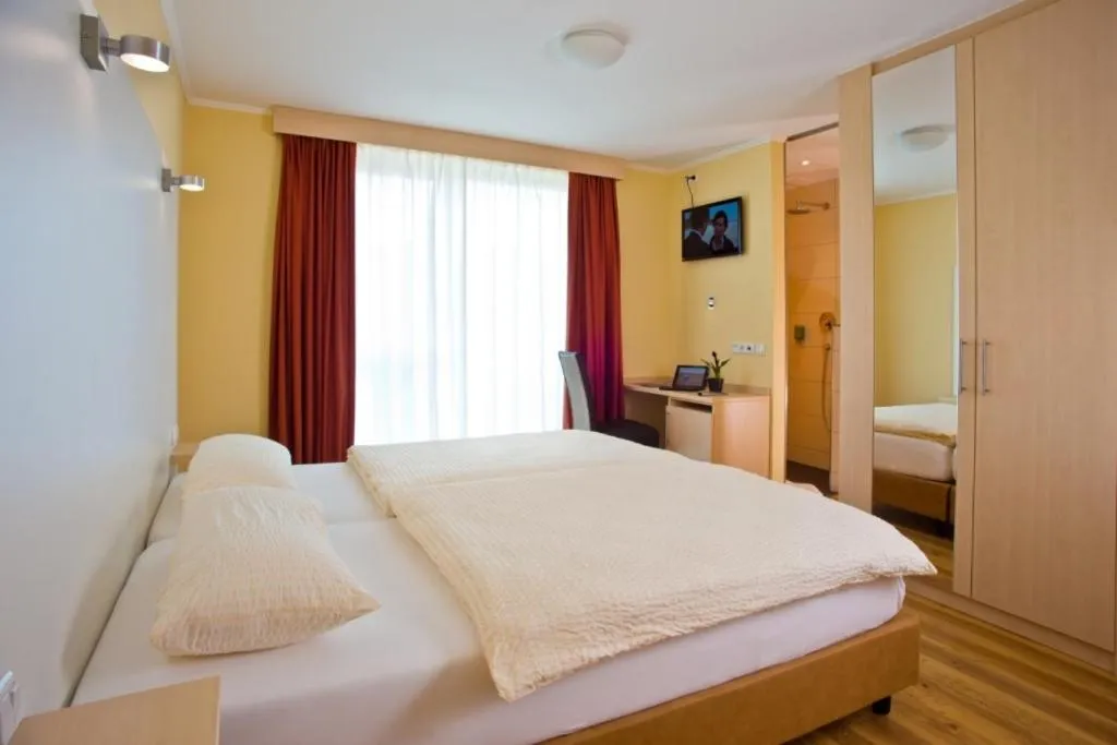 Photo of the whole room, Bed in Rotenberg PT Hotel