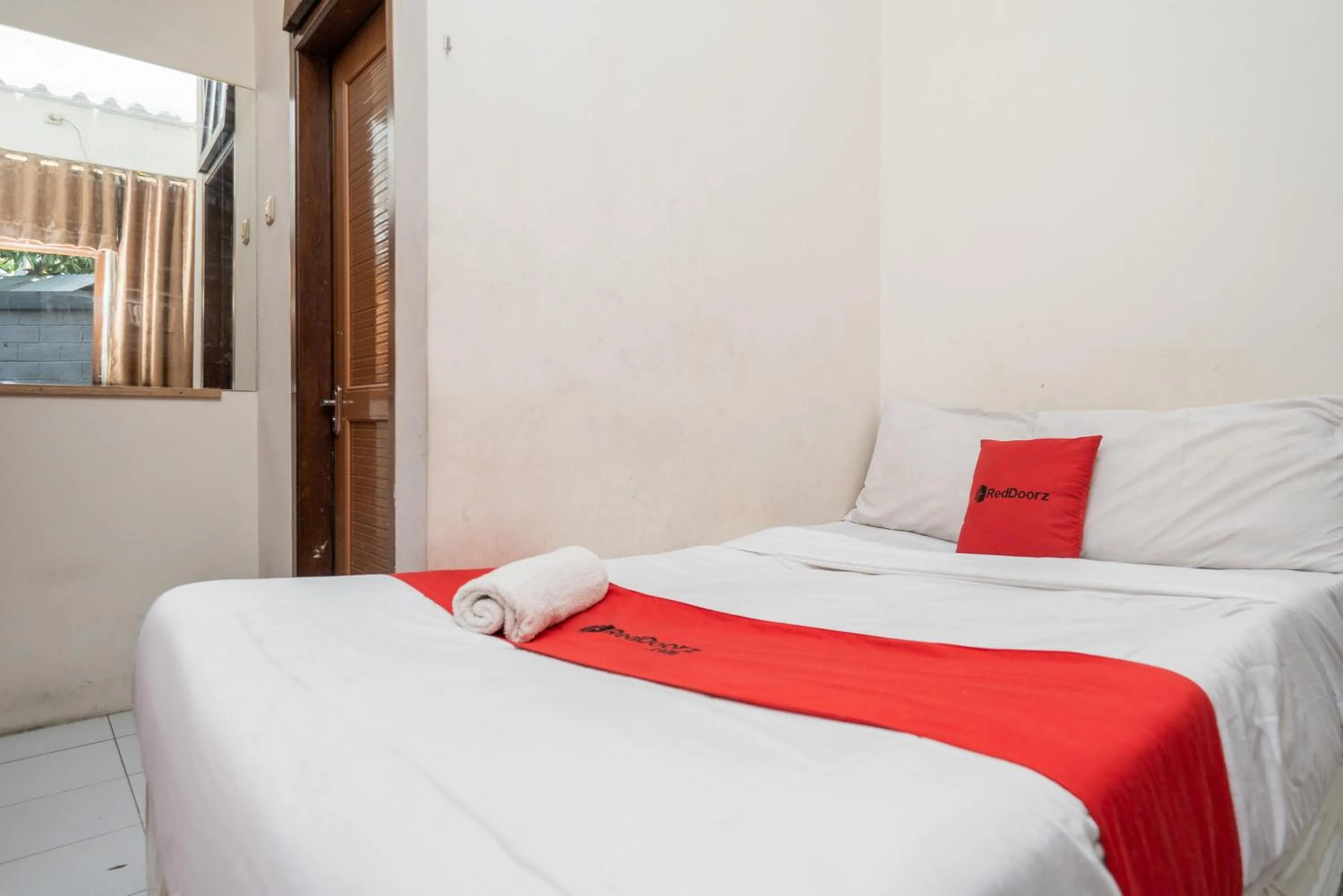 Bed in RedDoorz Plus @ Gunungsari Surabaya