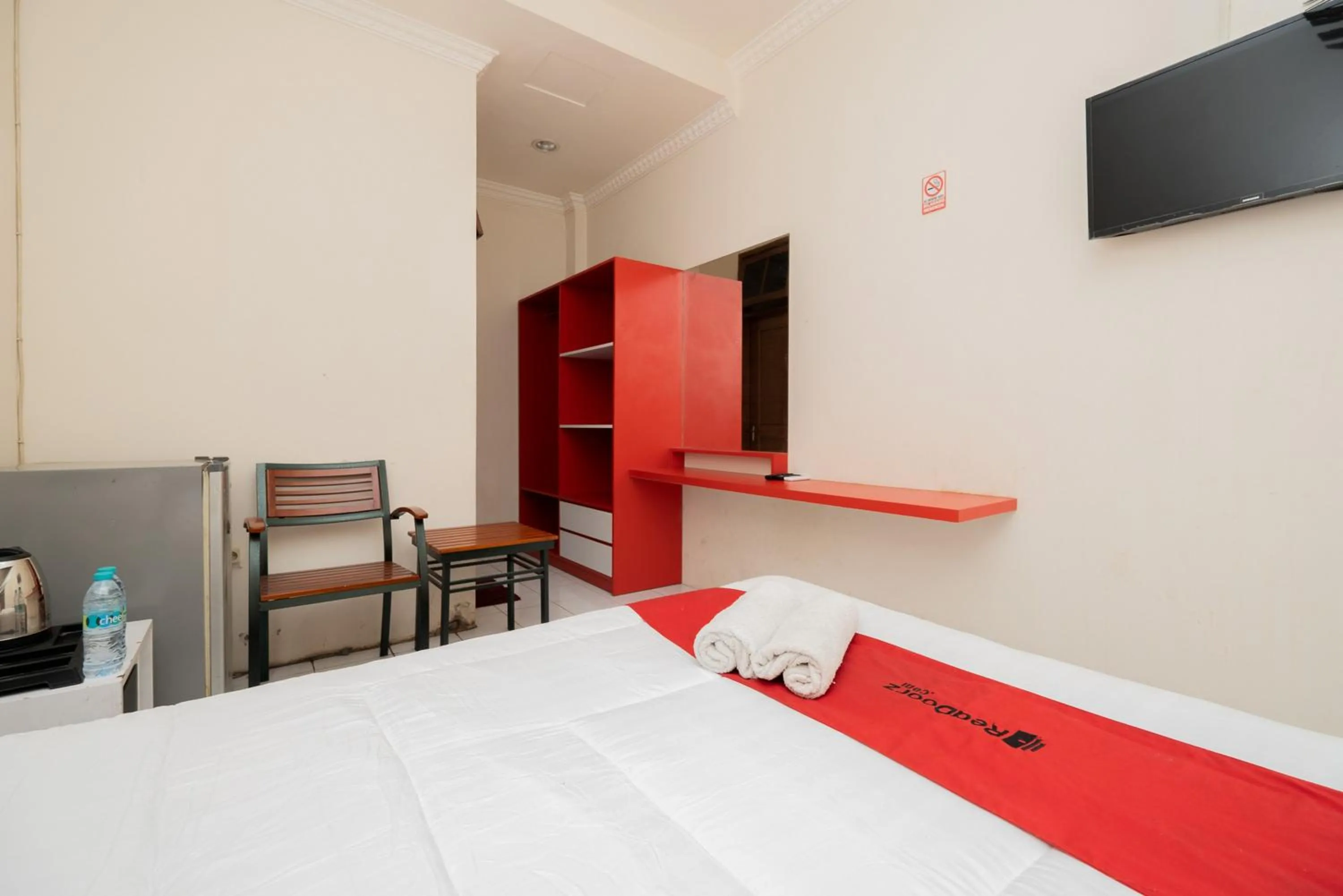 Bed in RedDoorz Plus @ Gunungsari Surabaya