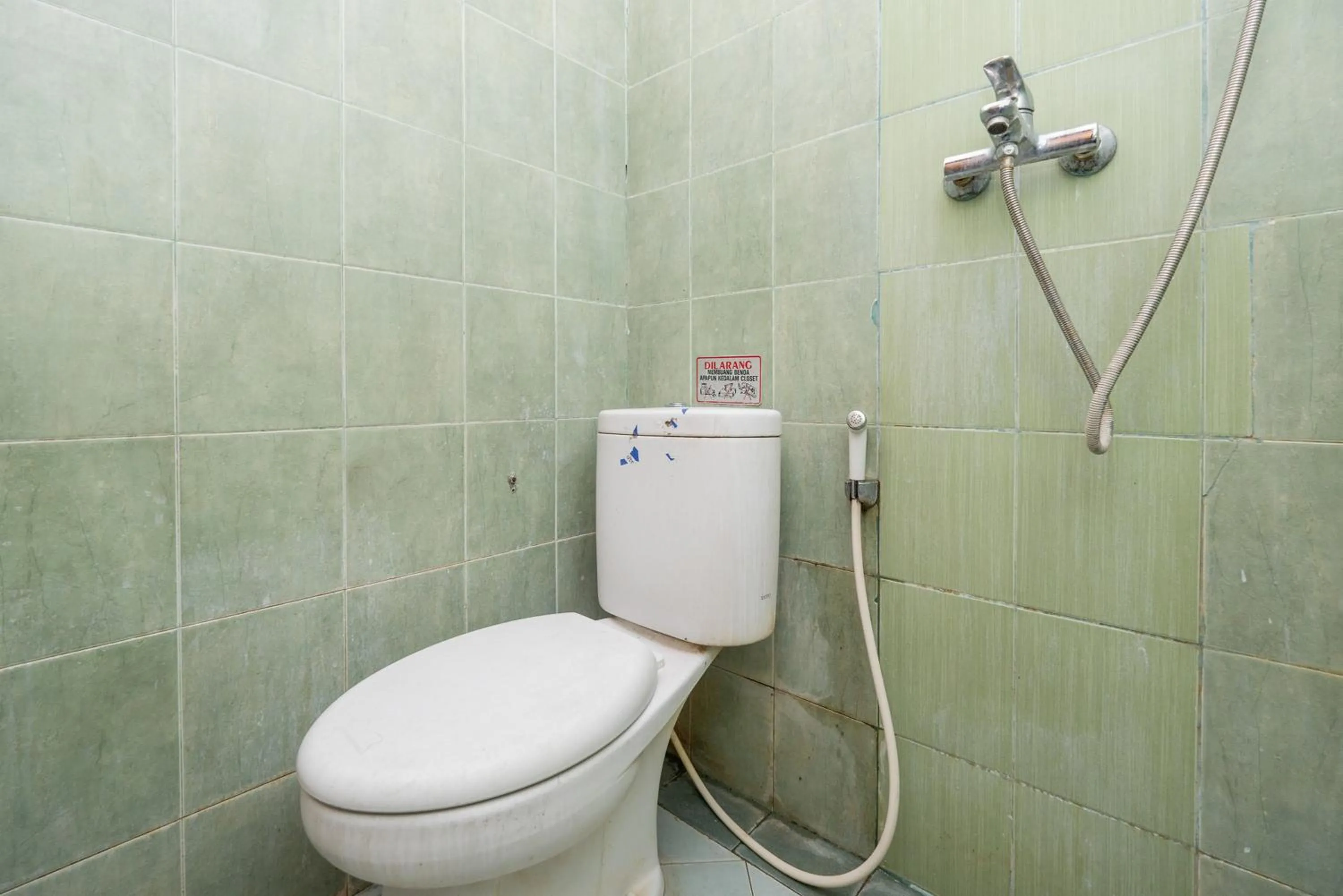 Bathroom in RedDoorz Plus @ Gunungsari Surabaya