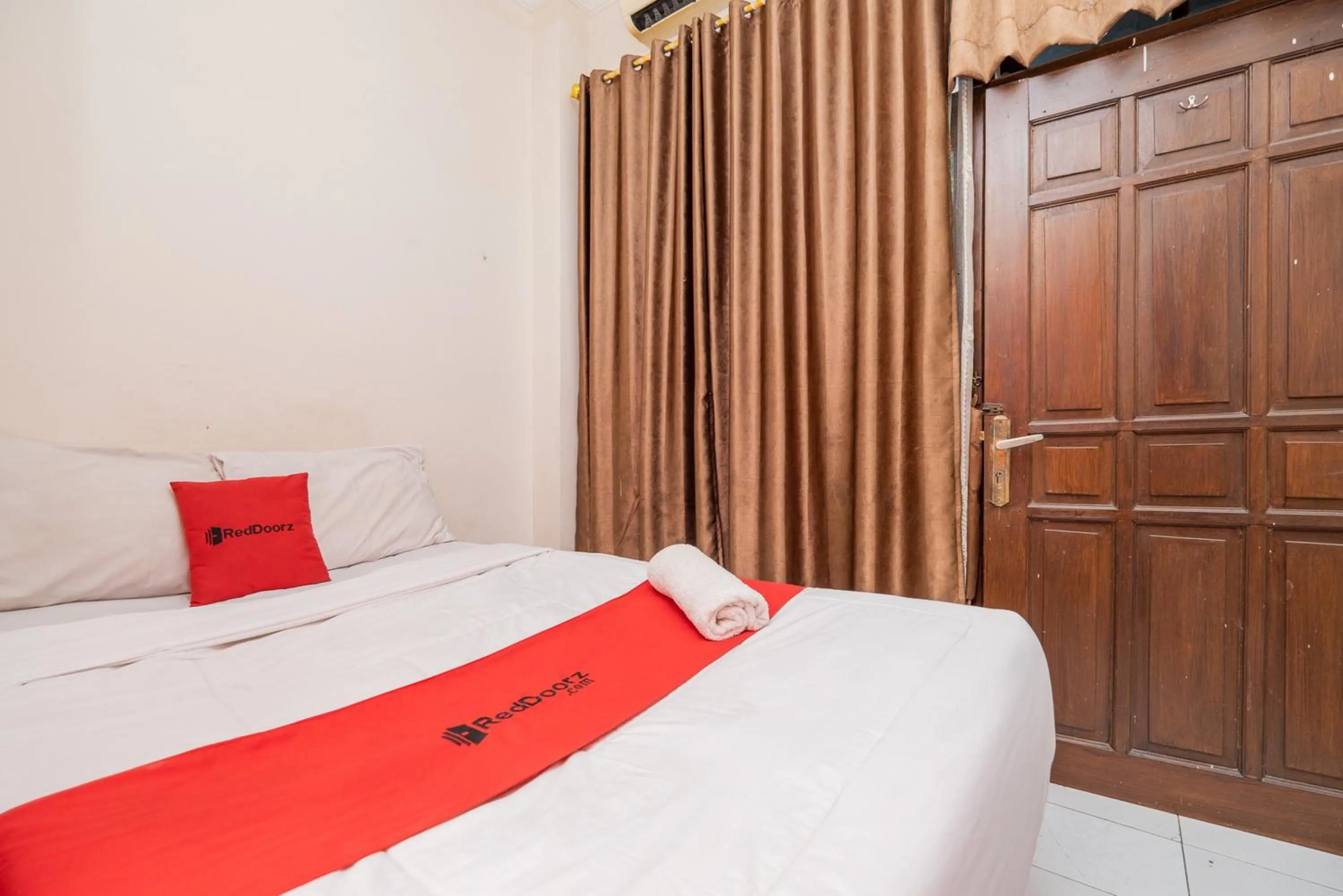 Bed in RedDoorz Plus @ Gunungsari Surabaya