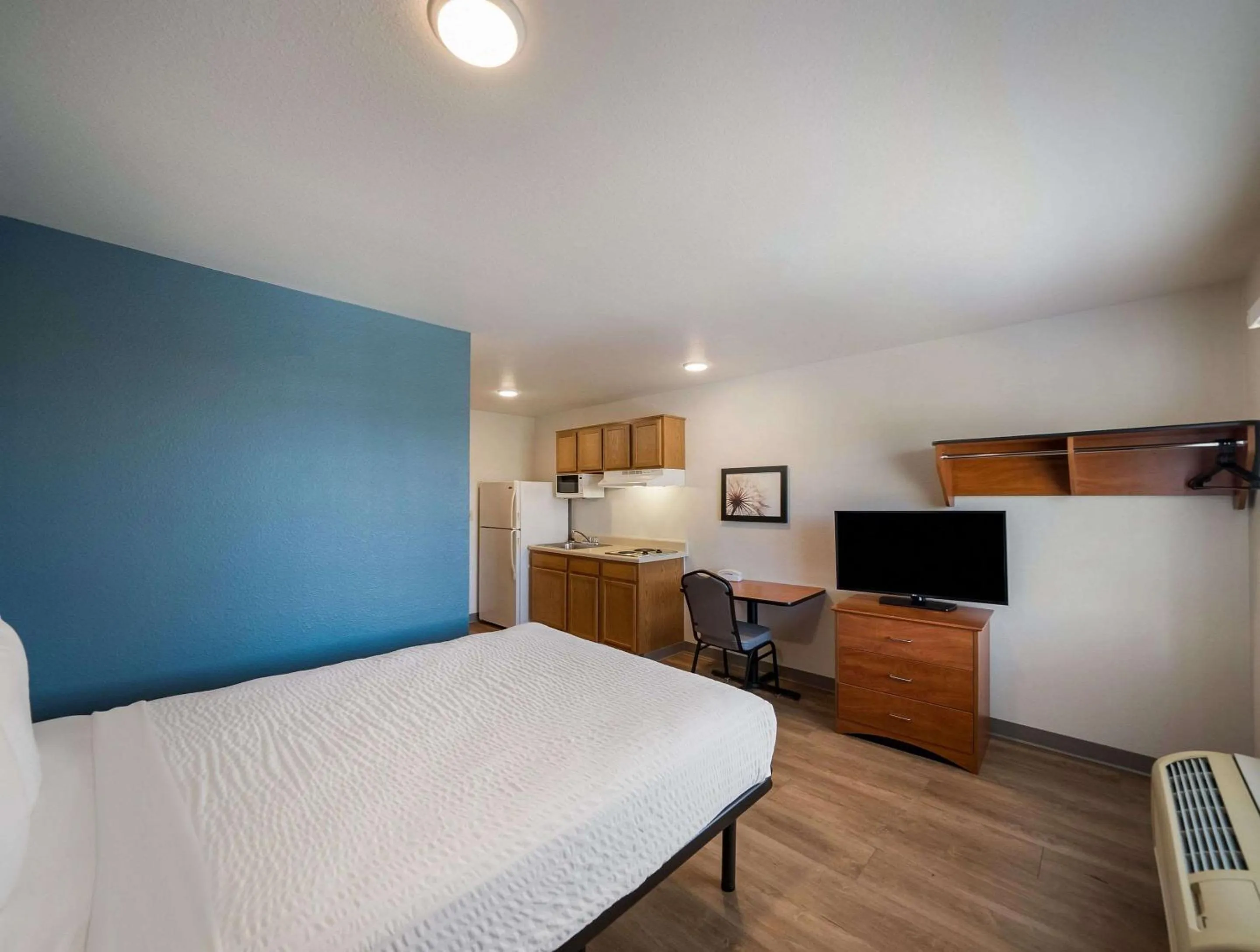 Bedroom, Bed in WoodSpring Suites Fort Worth Trophy Club