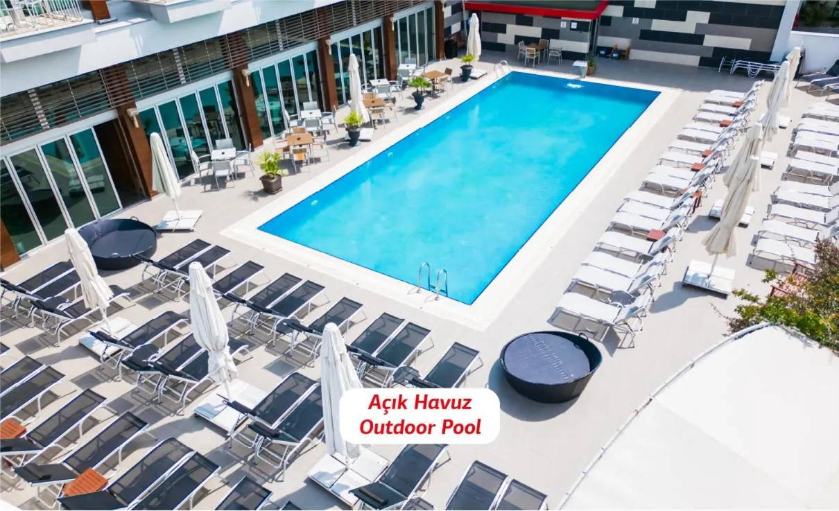 Swimming pool in Yalova Lova Hotel & SPA Yalova