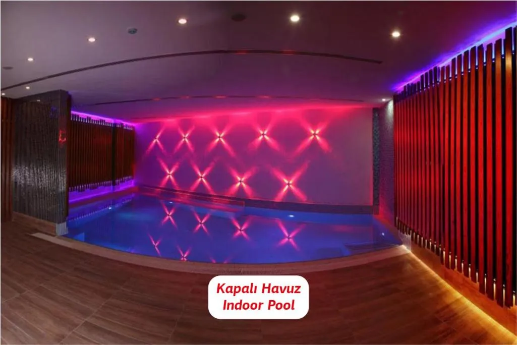 Swimming pool in Yalova Lova Hotel & SPA Yalova