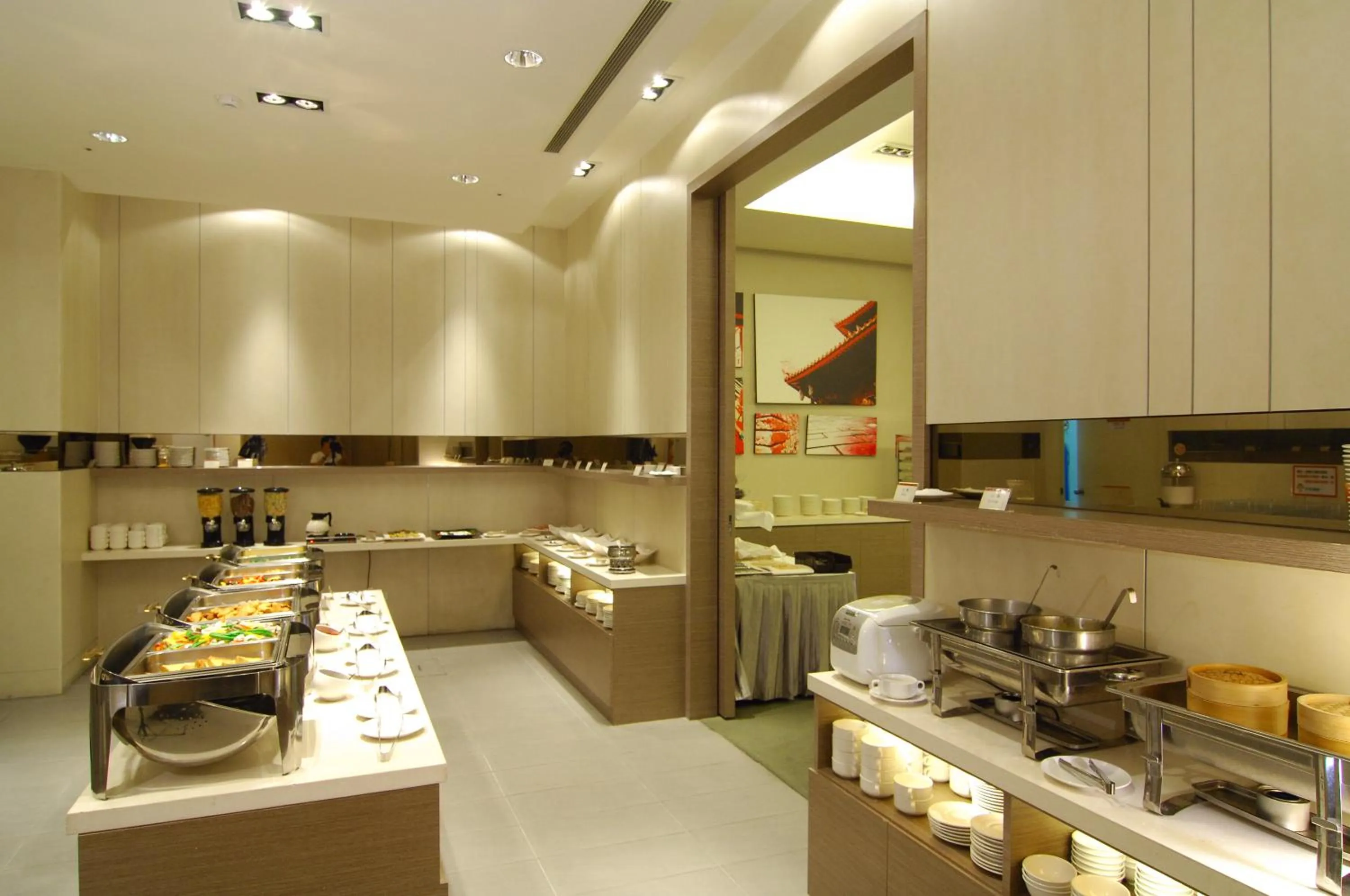 Restaurant/places to eat in Academy Hotel