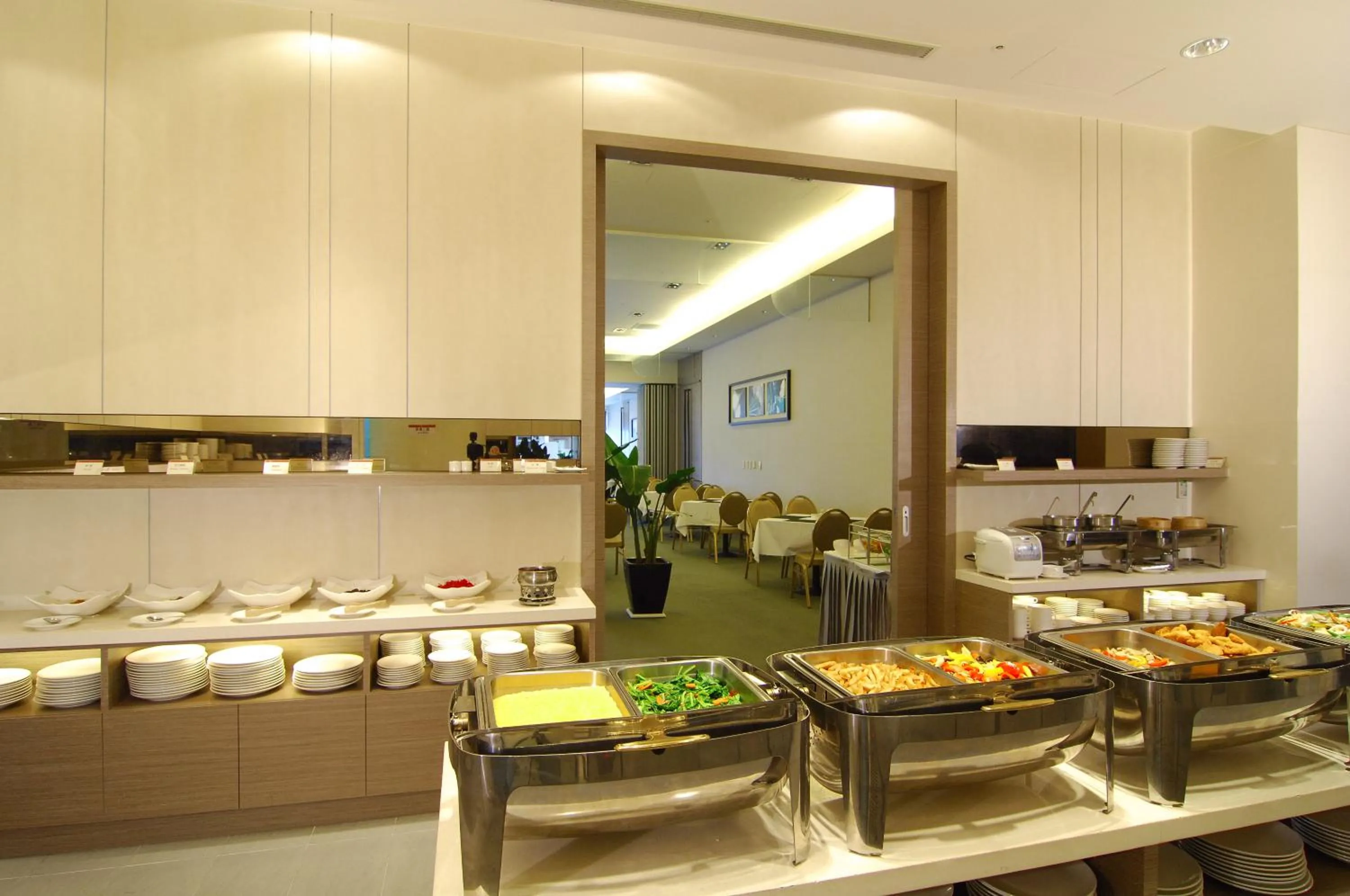 Restaurant/places to eat in Academy Hotel