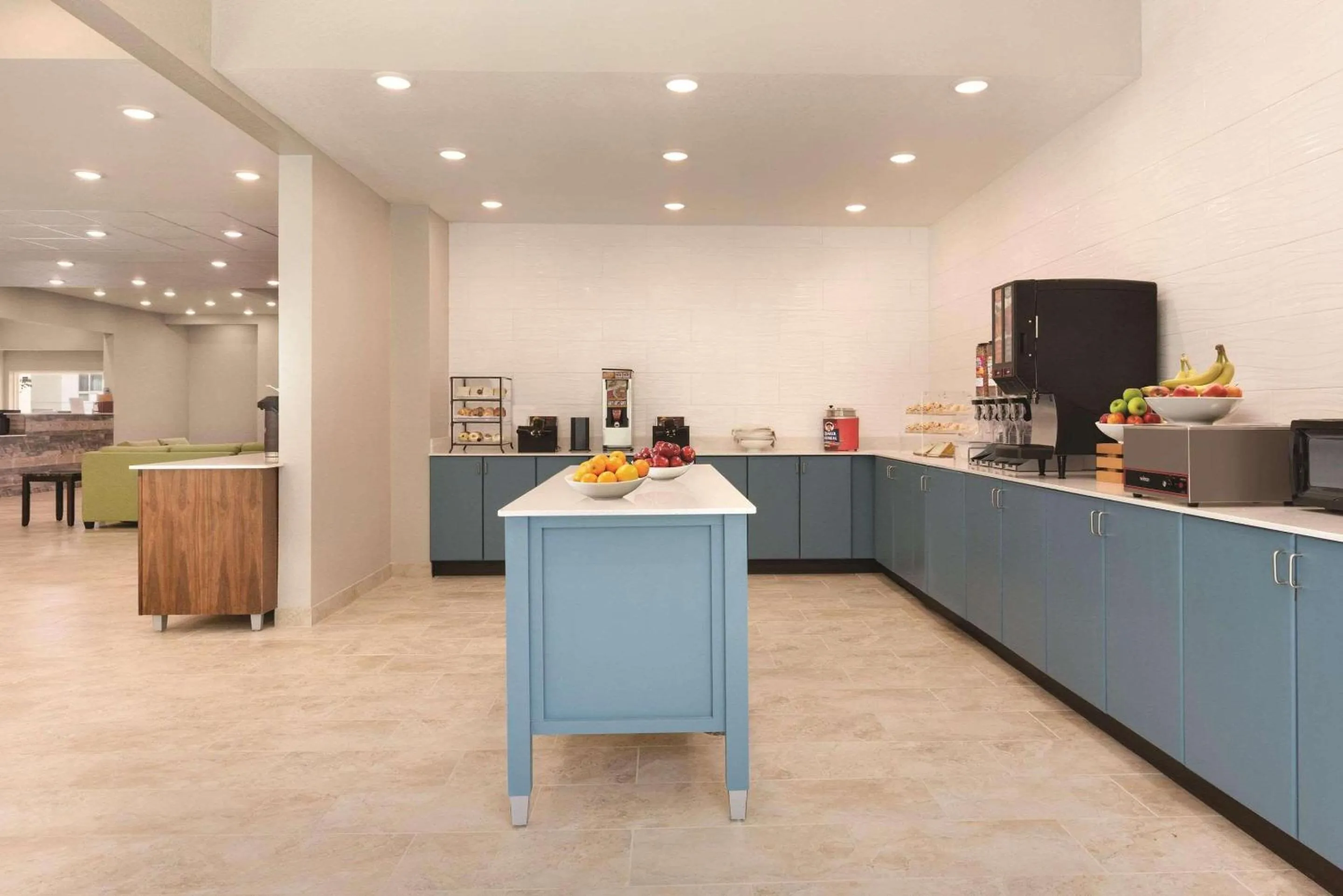 Breakfast in Country Inn & Suites by Radisson, Greensboro, NC