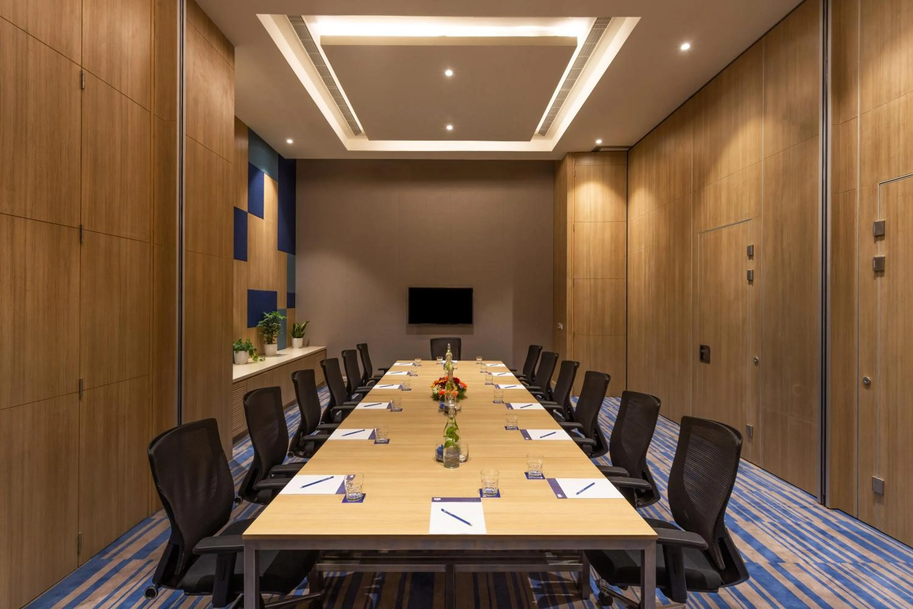 Meeting/conference room in Holiday Inn Express & Suites Bengaluru Old Madras Road by IHG