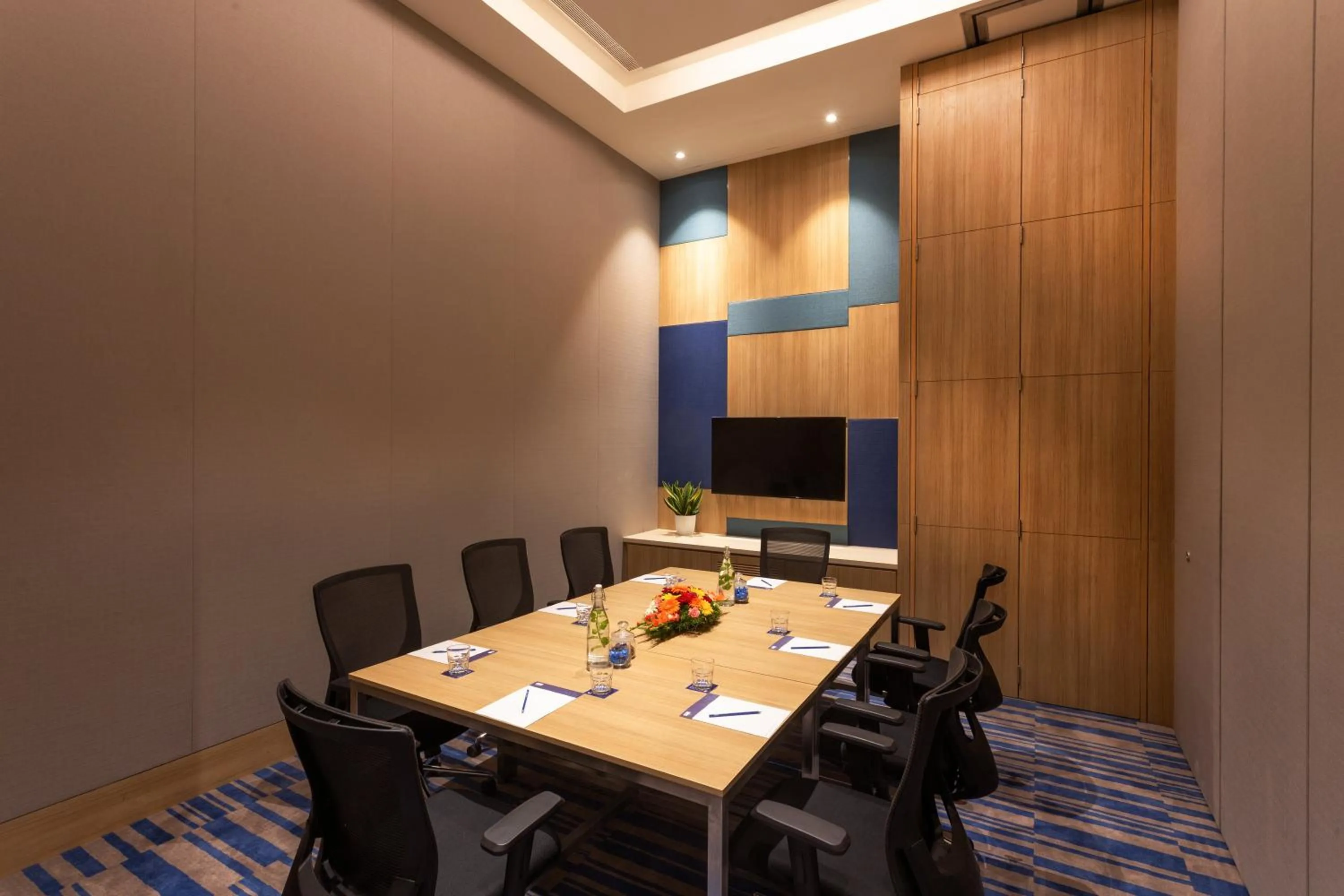 Meeting/conference room in Holiday Inn Express & Suites Bengaluru Old Madras Road by IHG
