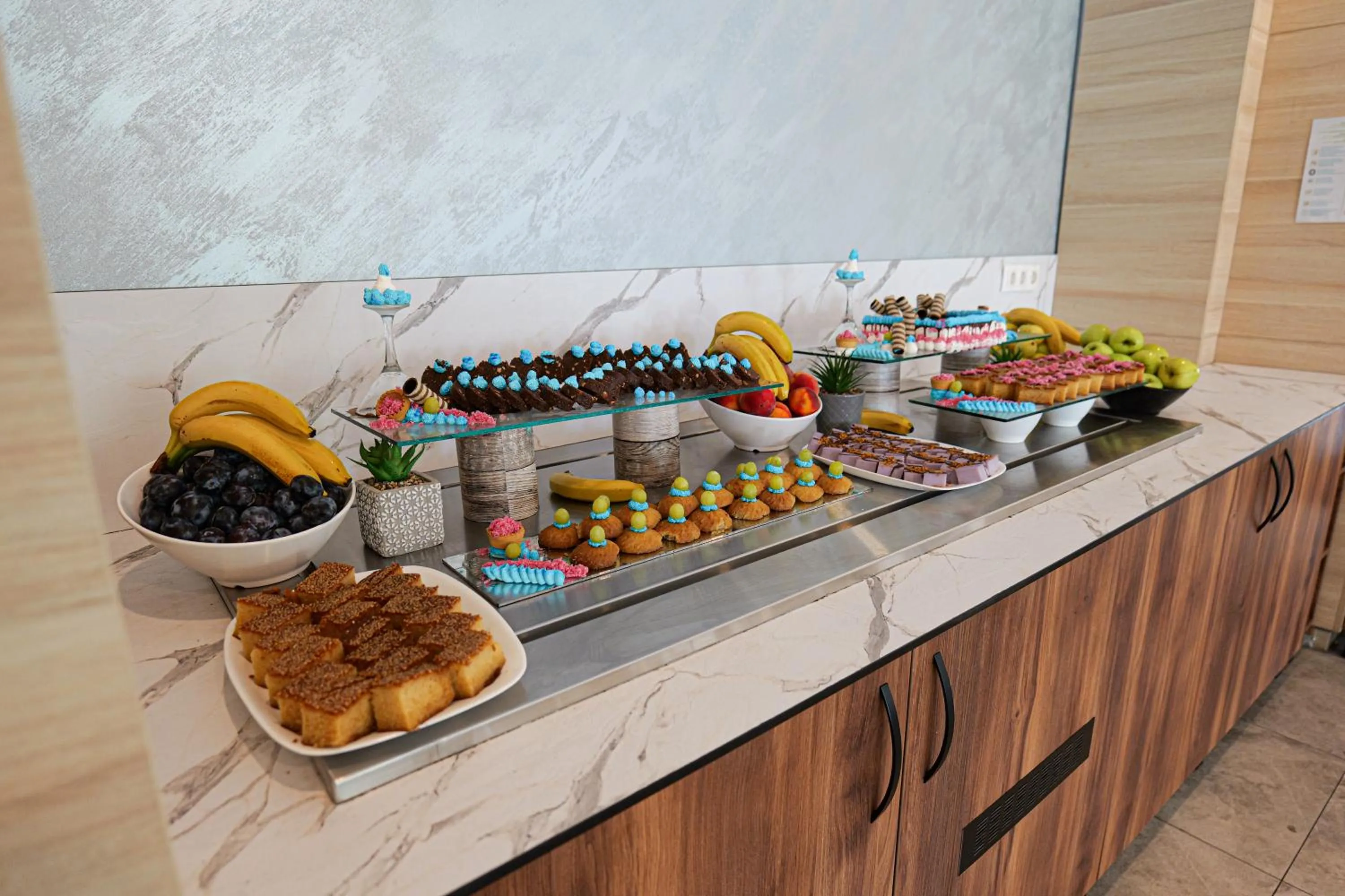 Restaurant/places to eat in Cinema Hotel