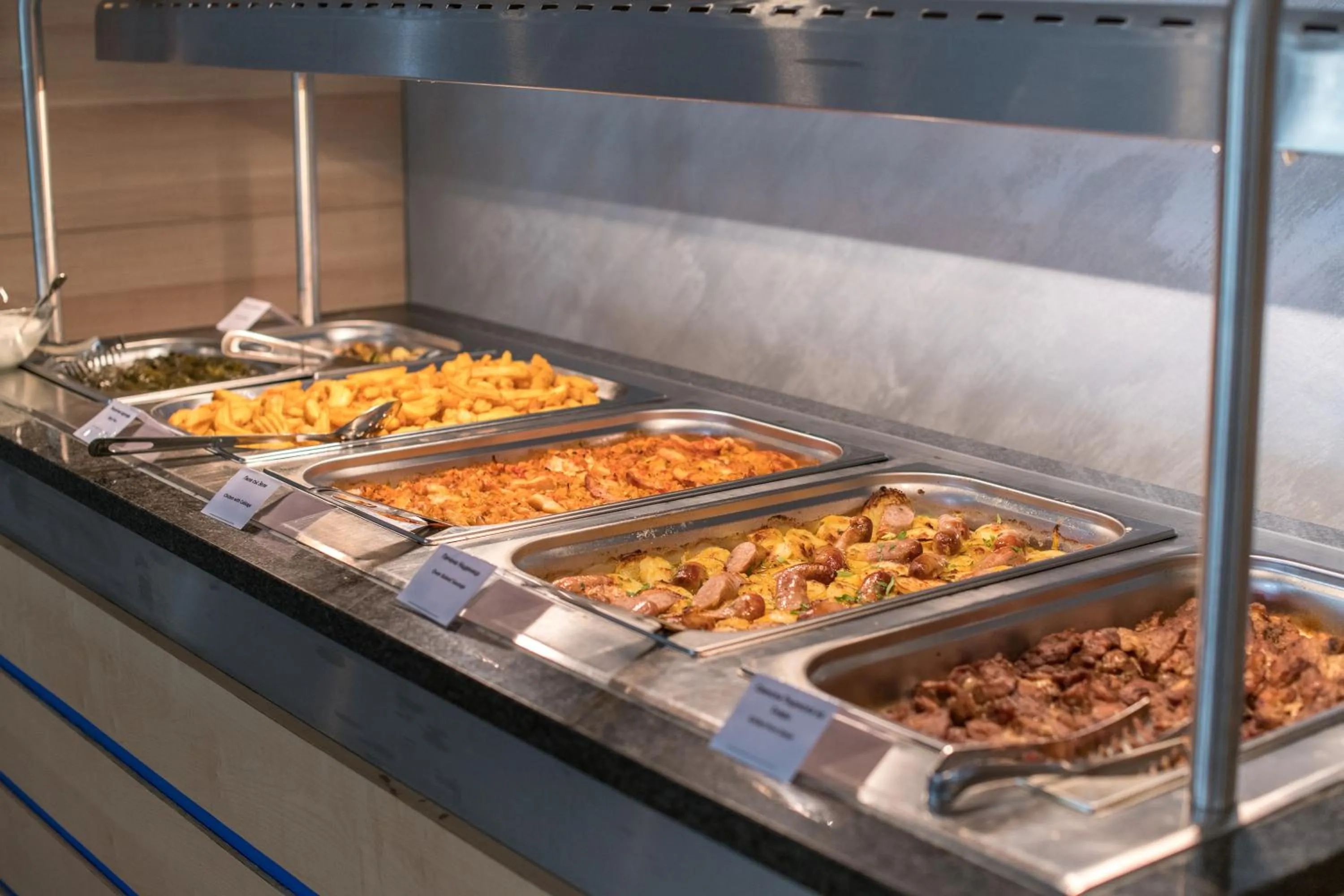 Restaurant/places to eat in Cinema Hotel