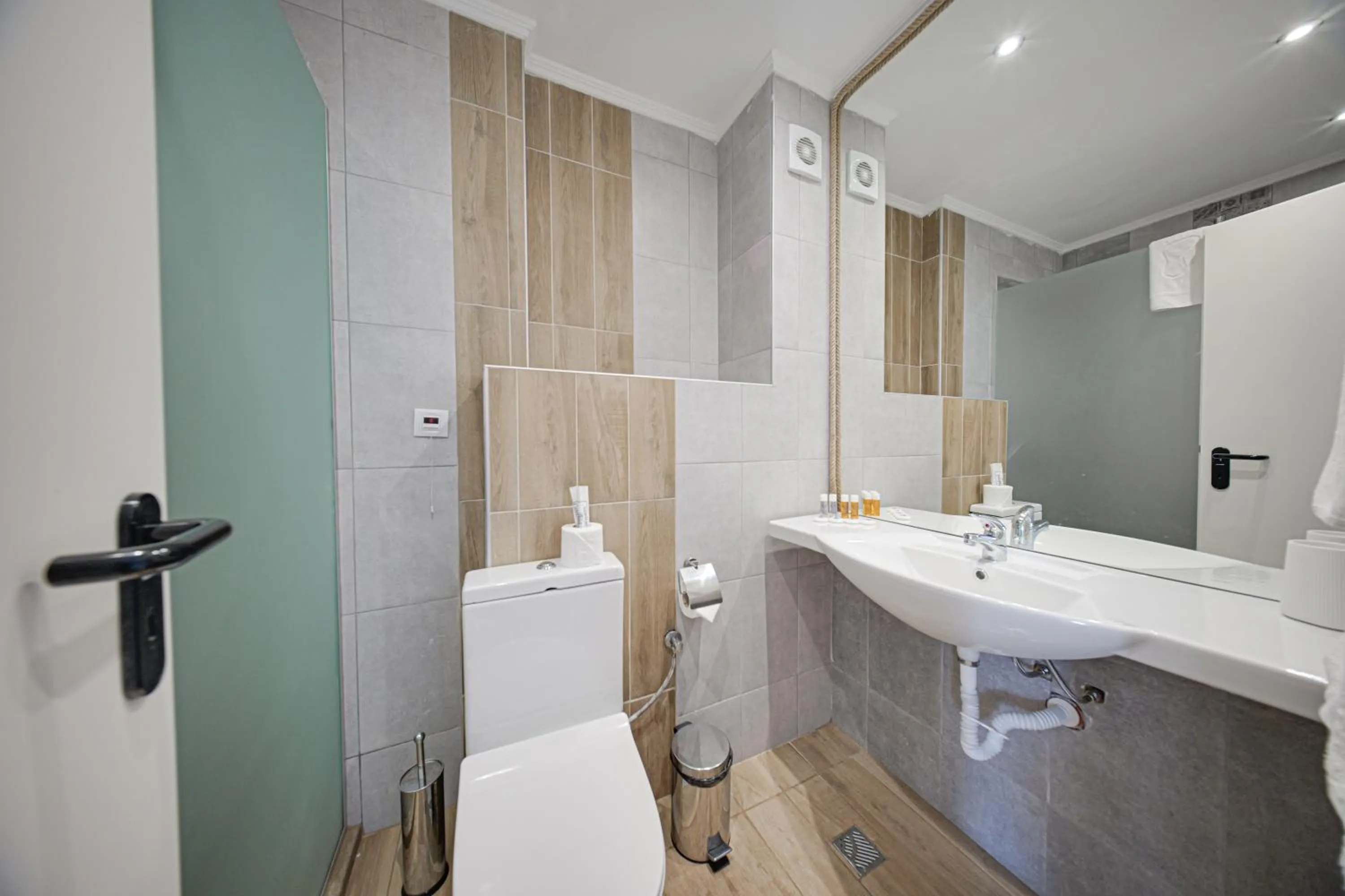 Shower in Cinema Hotel