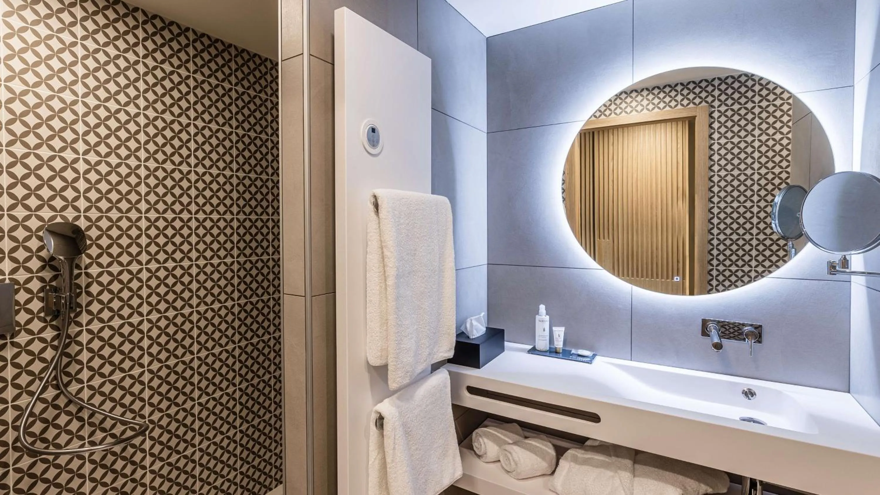 Shower in Domaine de Dolomieu Hotel & Spa - BW Premier Collection