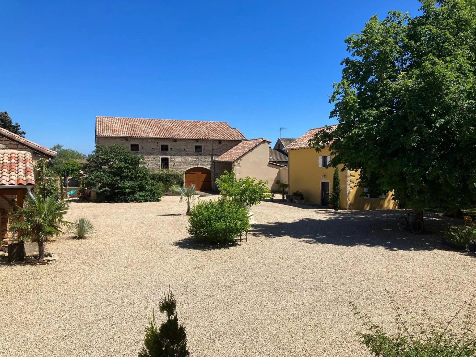 Inner courtyard view in Le Clos De Quintaine Chambres d'Hôtes