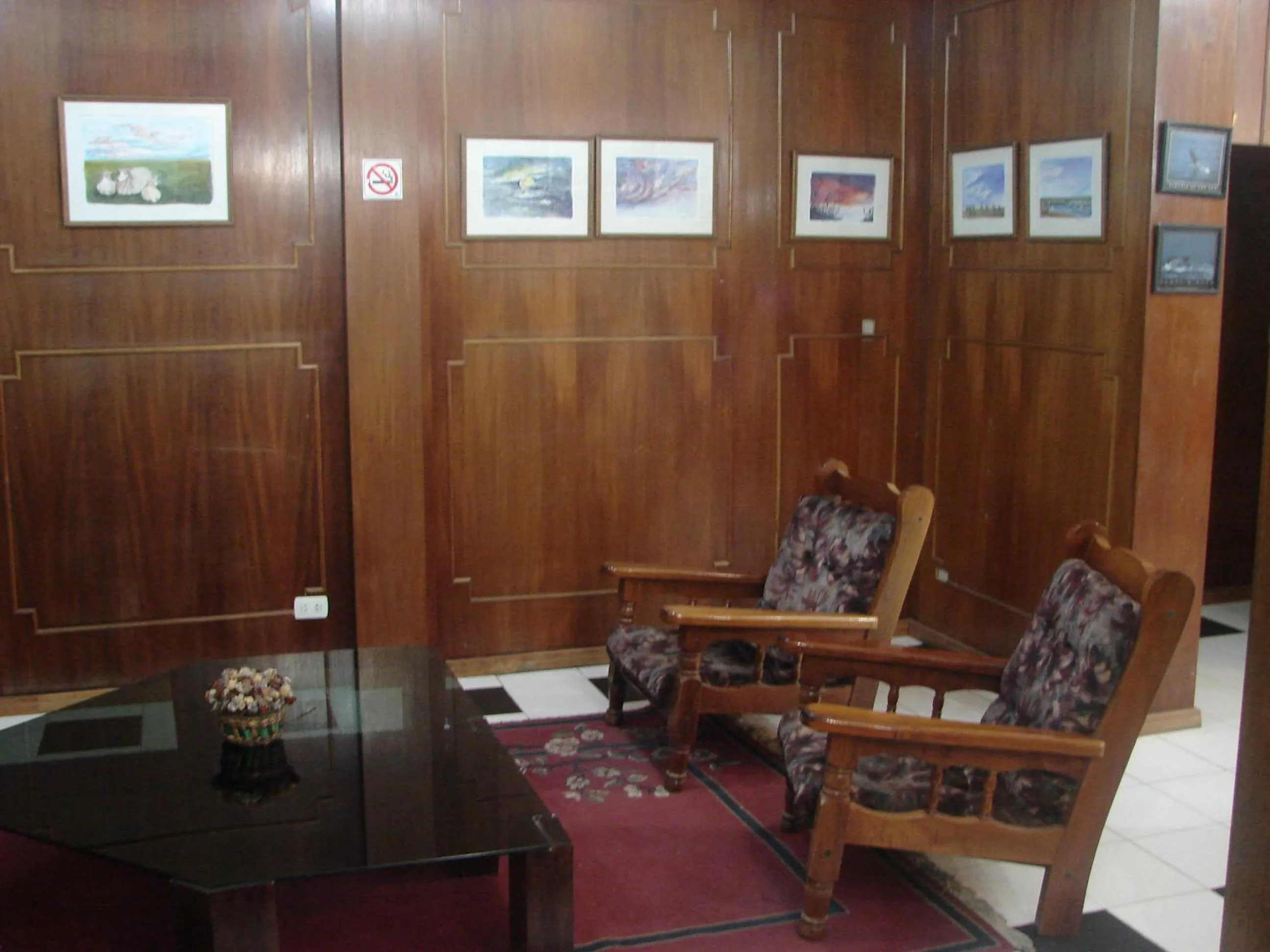 Communal lounge/ TV room in Cheltum Hotel