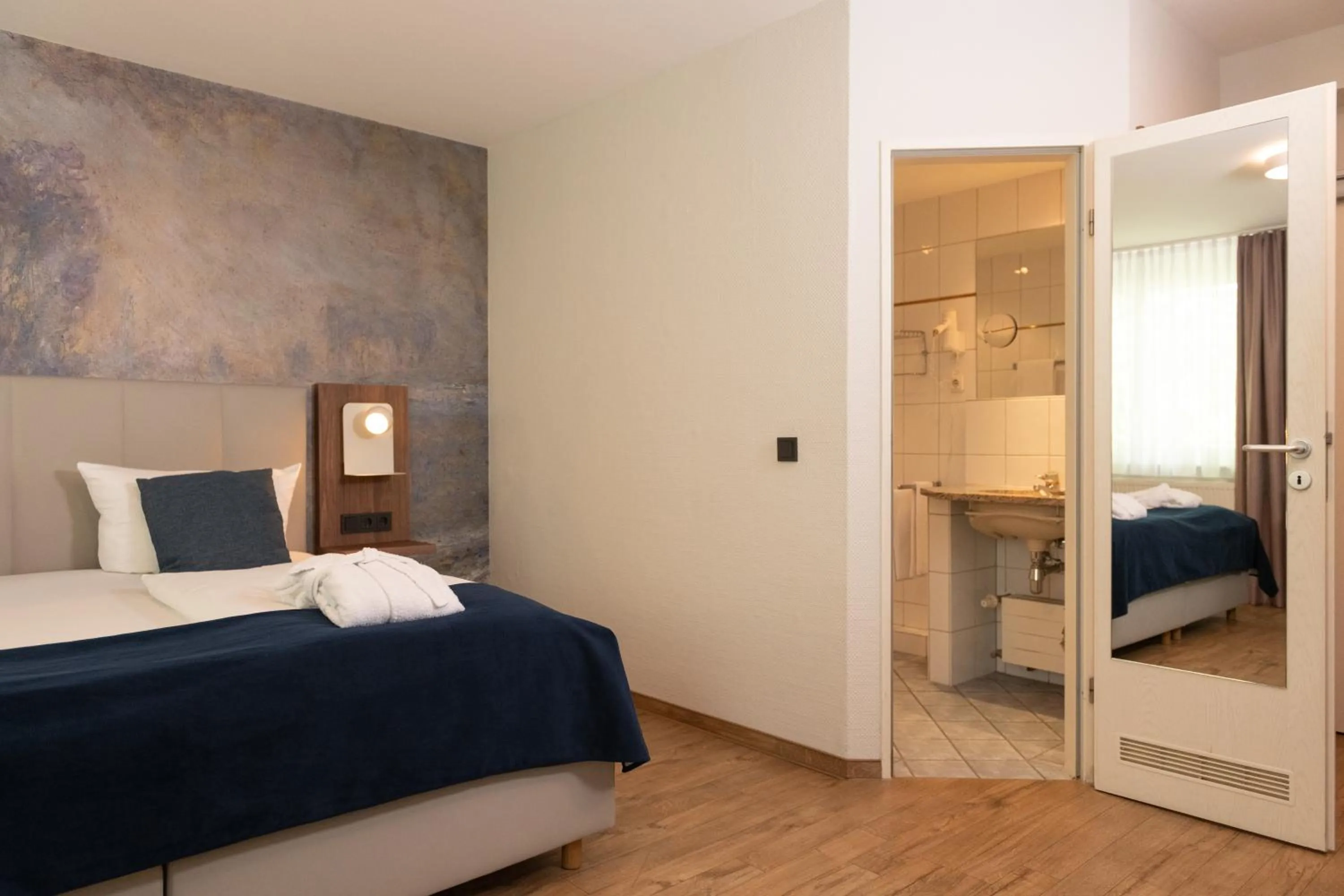 Bathroom, Bed in Art Hotel Aachen