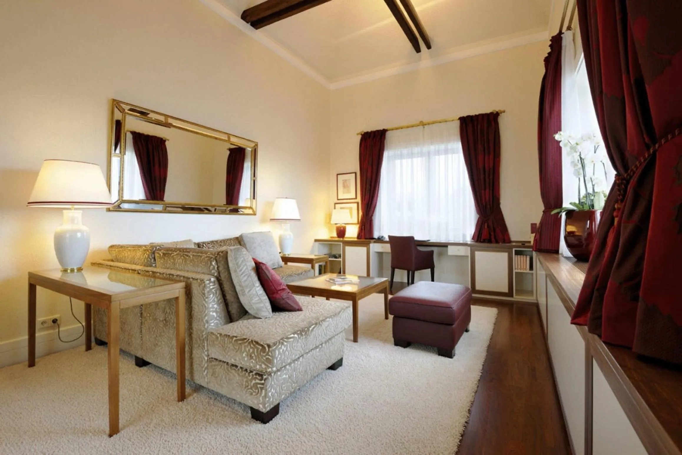 TV and multimedia, Bed in Kastens Hotel Luisenhof