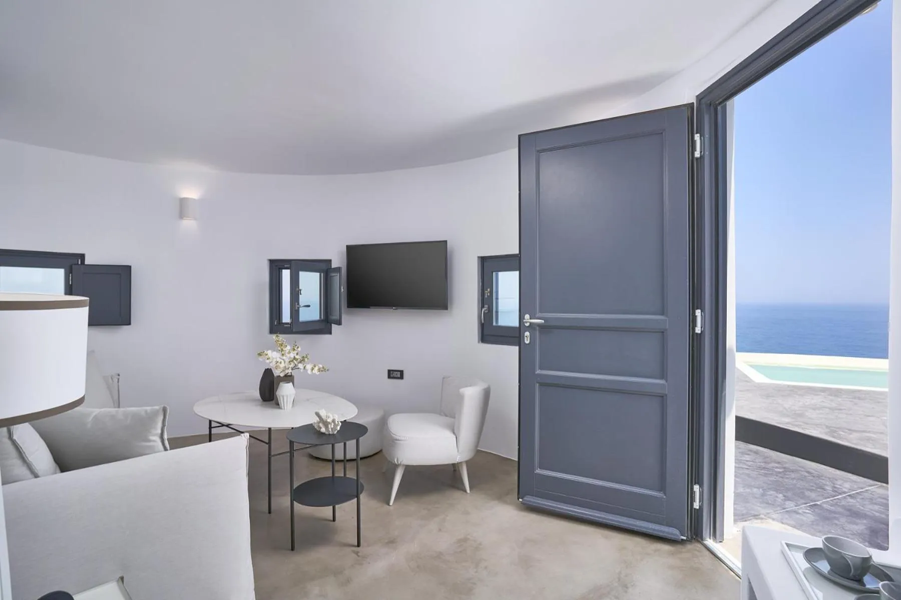 Communal lounge/ TV room in Topos Exclusive Santorini