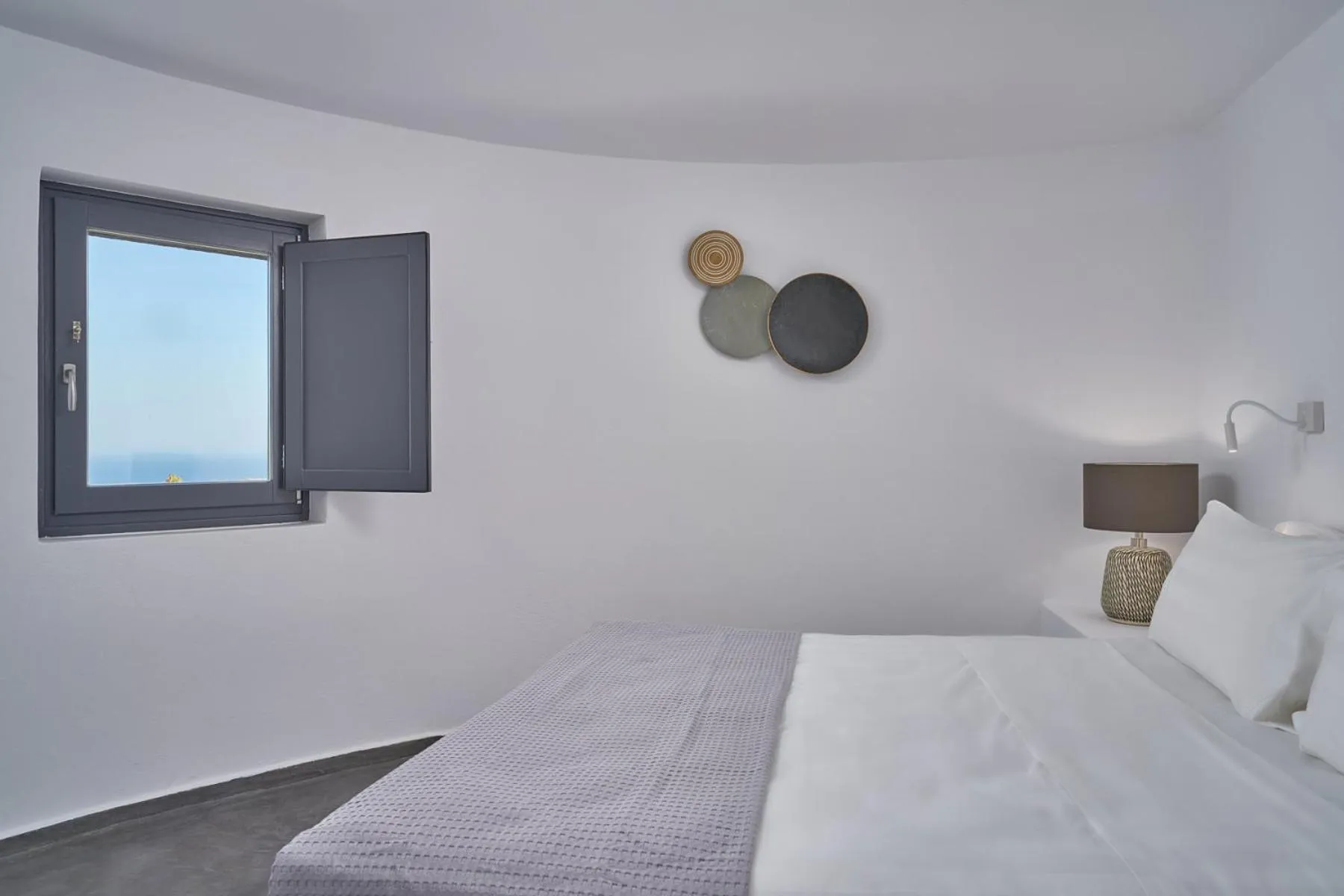 Bed in Topos Exclusive Santorini