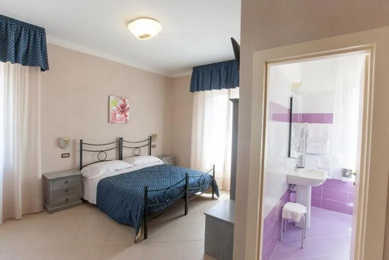 Shower, Bed in Villa Hotel Del Sole