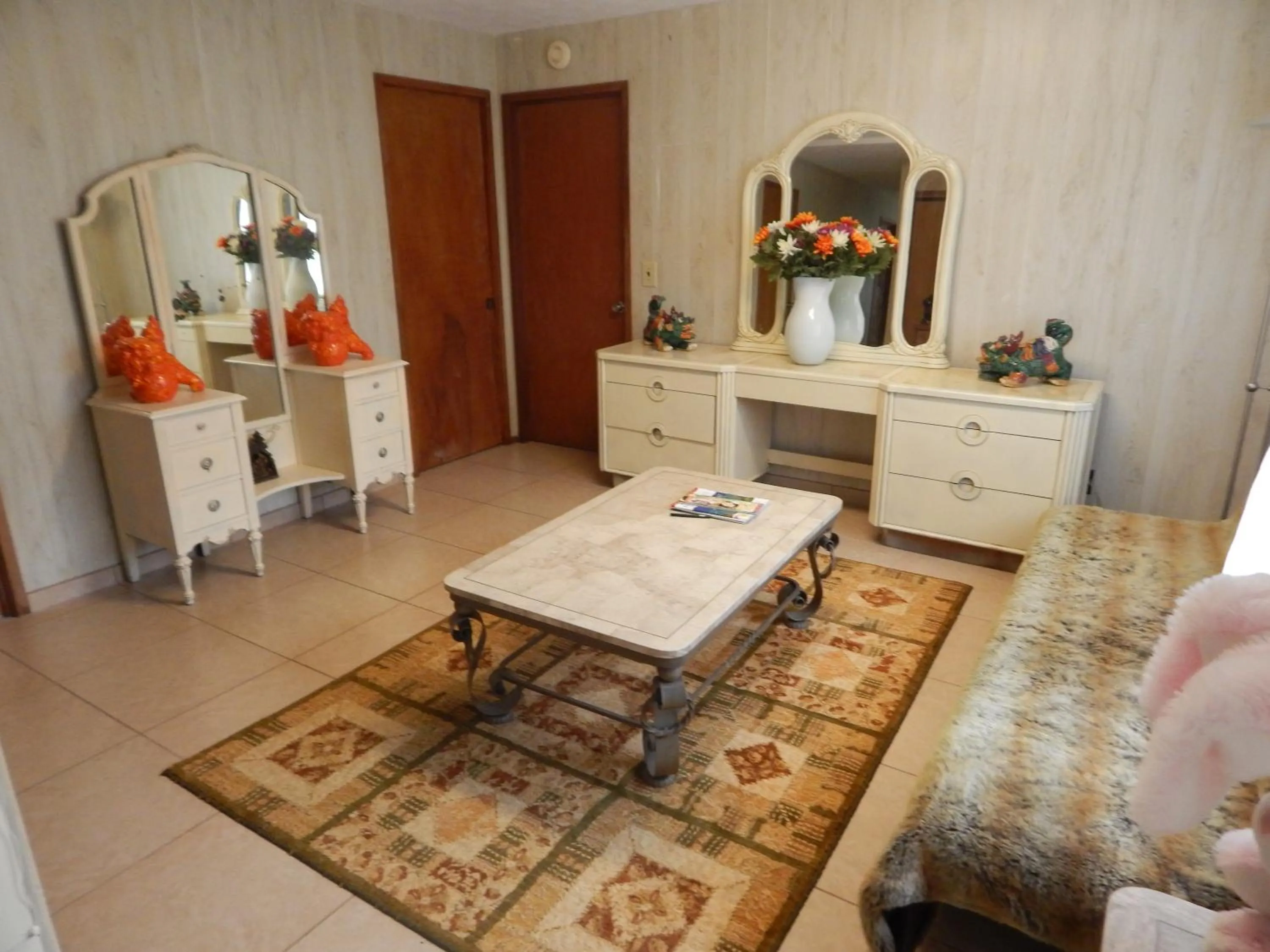 Living room in Fern Forest Getaway