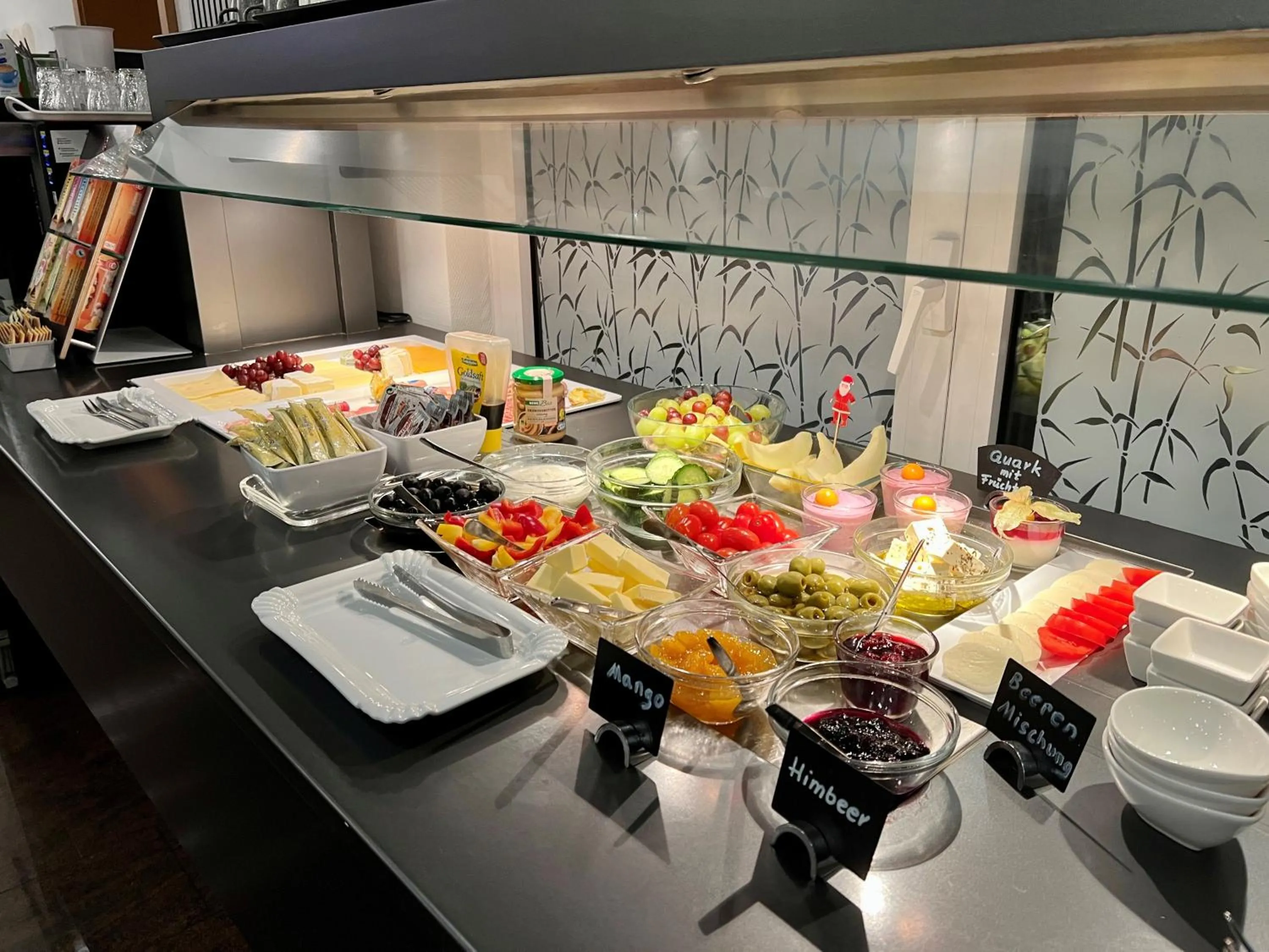 Buffet breakfast in Globotel Hotel Garbsen