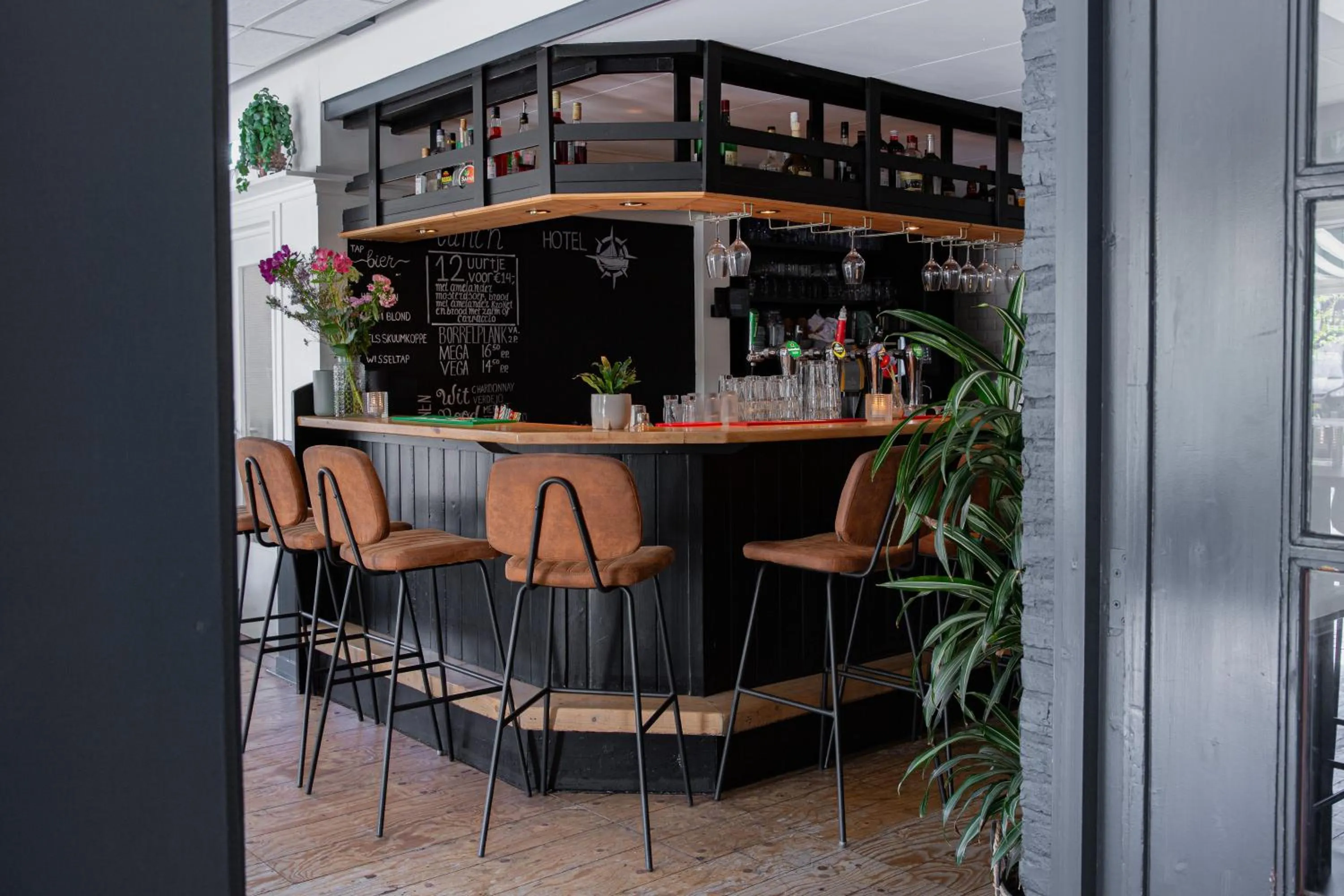 Restaurant/places to eat in Hotel-Restaurant De Walvisvaarder